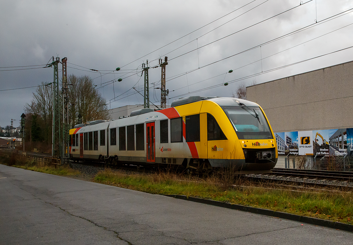 Der VT 256 ein Alstom Coradia LINT 41 der HLB (Hessische Landesbahn) am 26.12.2022, als RB 34 (Siegen – Finnentrop – Iserlohn-Letmathe), hier bei Siegen-Weidenau.

In Zusammenhang mit dem geplanten Neubau der Rahmedetalbrücke auf der A45 (wegen Brückenschäden ist die Autobahn in diesem Bereich gesperrt) verkehrt seit dem 11. Dezember 2022 zwischen Siegen und Iserlohn-Letmathe anstelle der Linie RE 16 die neue Linie RE 34, welche nach Dortmund Hbf durchgebunden ist. Die Linie RE 16 verkehrt seitdem nur noch zwischen Essen und Iserlohn. Mit dem RE 34 kann die Reisezeit zwischen Siegerland, Sauerland und Dortmund deutlich verkürzt werden. Eingesetzt werden u.a. wie hier auch zwei Zugpaare der HLB täglich, die mit den LINT 41 gefahren wird. Elektrotriebzüge sind wohl keine zur freien Verfügung, denn die Strecke ist eigentlich durchgängig elektrifiziert.   
