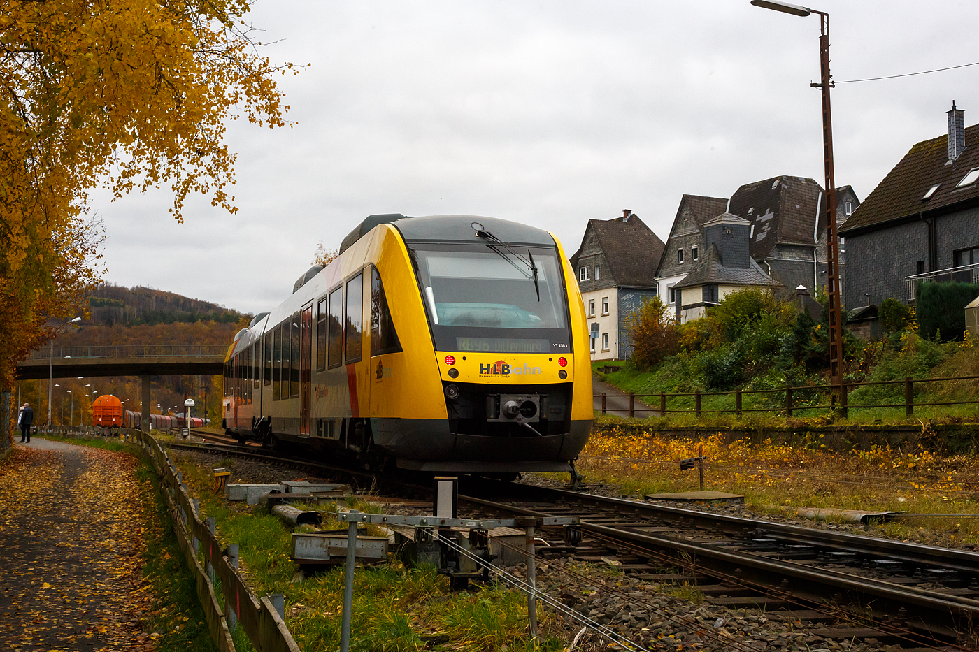 Der VT 258 (95 80 0648 158-3 D-HEB / 95 80 0648 658-2 D-HEB) ein Alstom Coradia LINT 41 der HLB (Hessische Landesbahn) verlässt am 15 November 2024, als RB 96  Hellertalbahn  (Betzdorf – Herdorf – Haiger – Dillenburg), den Bahnhof Herdorf.

Der Alstom Coradia LINT 41 wurde 2004 von der ALSTOM Transport Deutschland GmbH (vormals LHB - Linke-Hofmann-Busch GmbH) in Salzgitter-Watenstedt unter der Fabriknummer 1188-008 für die vectus Verkehrsgesellschaft mbH gebaut, mit dem Fahrplanwechsel am 14.12.2014 wurden alle Fahrzeuge der vectus nun Eigentum der HLB, die Hessische Landesbahn hatte 74,9% der Gesellschaftsanteile.