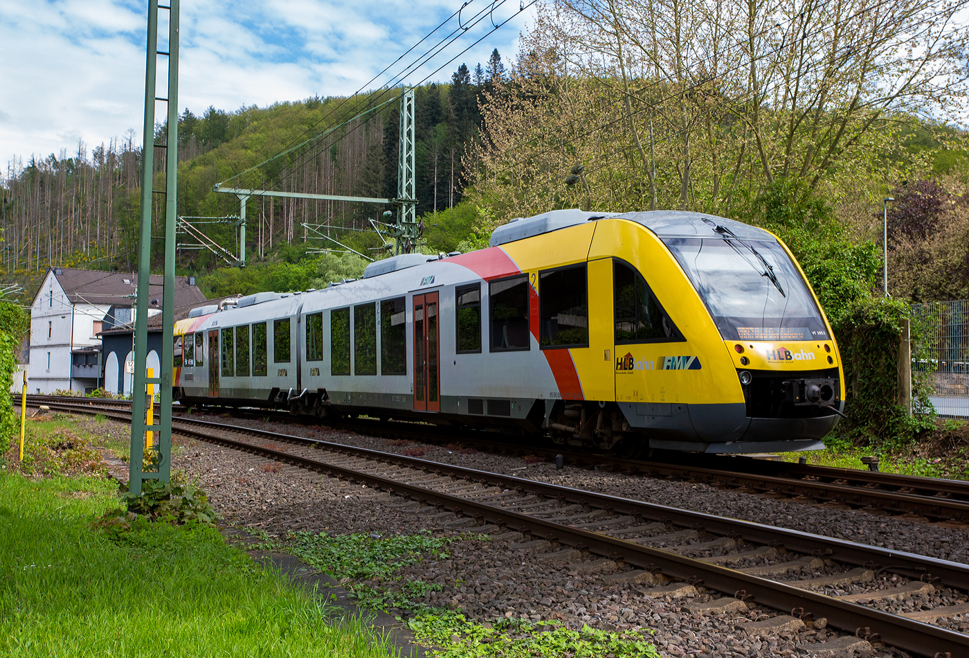 Der VT 285 (95 80 0648 525-3 D-HEB / 95 80 0648 025-4 D-HEB), ein Alstom Coradia LINT 41 der HLB (Hessische Landesbahn), als RB 93  Rothaarbahn  (Betzdorf - Siegen - Kreuztal - Erndtebrück - Bad Berleburg), verlässt am 05 Mai 2024 den Bahnhof Betzdorf (Sieg).

Der Triebwagen wurde 2011 von ALSTOM Transport Deutschland GmbH (vormals LHB) in Salzgitter-Watenstedt unter der Fabriknummer 0001001600 016 für die Fahrzeugmanagement Region Frankfurt RheinMain (fahma) gebaut, die auch der Eigentümer von dem VT ist, die HLB ist hier der Fahrzeugnutzer.