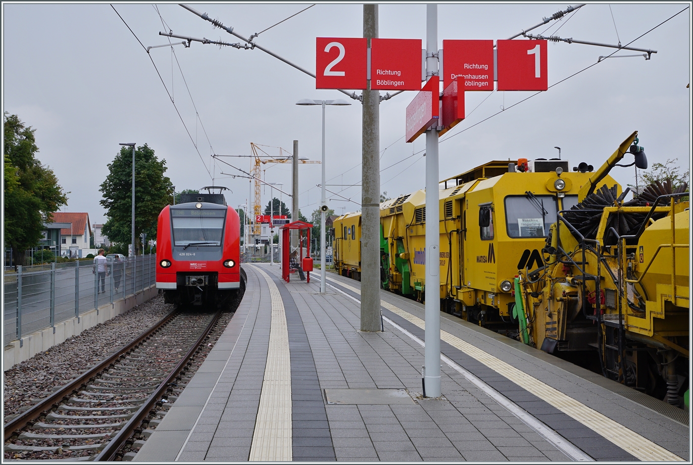 Der WEG (Württembergische Eisen-Bahn) ET 426 024-6 wartet in Holzgerlingen auf die Abfahrt nach Böblingen. 

27. August 2022