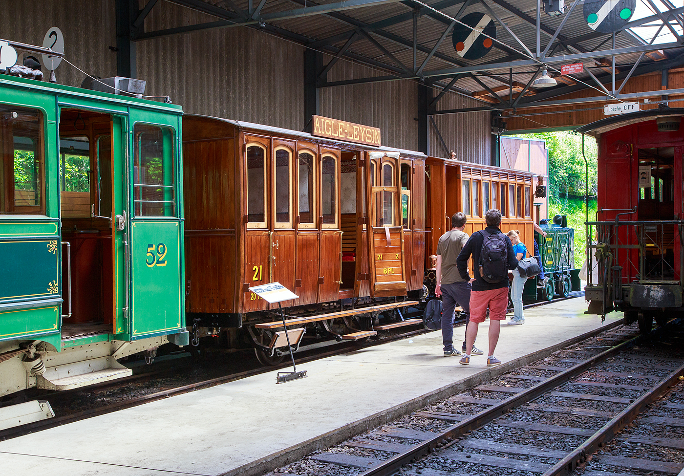 Der wunderschön aufgearbeitete zweiachsige 3.Klasse Abteilwagen mit Gepäckabteil CF²  21 der Aigle–Leysin-Bahn (AL), seit 1973 bei der Museumsbahn Blonay–Chamby hier am 27. Mai 2023 im Museum Chaulin.

Der Wagen wurde 1900 von SIG (Schweizerische Industrie-Gesellschaft) in Neuhausen am Rheinfall gebaut und an die Aigle–Leysin-Bahn (AL) geliefert.

TECHNISCHE DATEN:
Spurweite: 1.000 mm
Anzahl der Achsen: 2 (jeweils mit Bremszahnrad)
Länge über Kupplung: 5.600 mm
Länge des Wagenkastens: 4.980 mm
Breite: 2.100 mm
Achsabstand: 2.200 mm
Eigengewicht: 4.100 kg
Sitzplätze: 20 