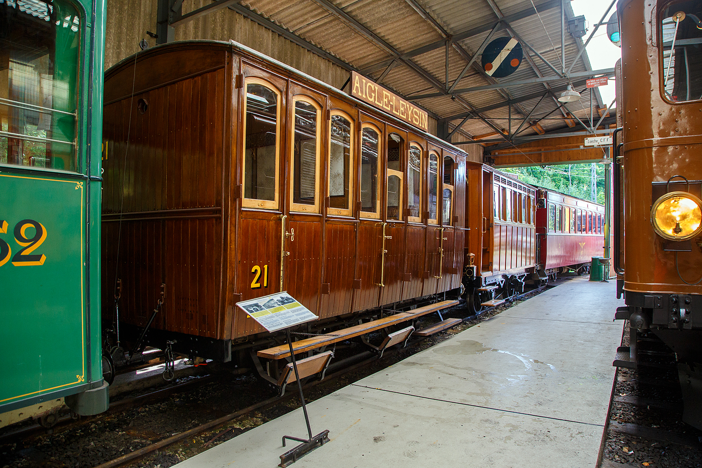 Der wunderschön aufgearbeitete zweiachsige 3.Klasse Abteilwagen mit Gepäckabteil CF²  21 der Aigle–Leysin-Bahn (AL), seit 1973 bei der Museumsbahn Blonay–Chamby hier am 27. Mai 2023 im Museum Chaulin.

Der Wagen wurde 1900 von SIG (Schweizerische Industrie-Gesellschaft) in Neuhausen am Rheinfall gebaut und an die Aigle–Leysin-Bahn (AL) geliefert.

TECHNISCHE DATEN:
Spurweite: 1.000 mm
Anzahl der Achsen: 2 (jeweils mit Bremszahnrad)
Länge über Kupplung: 5.600 mm
Länge des Wagenkastens: 4.980 mm
Breite: 2.100 mm
Achsabstand: 2.200 mm
Eigengewicht: 4.100 kg
Sitzplätze: 20 