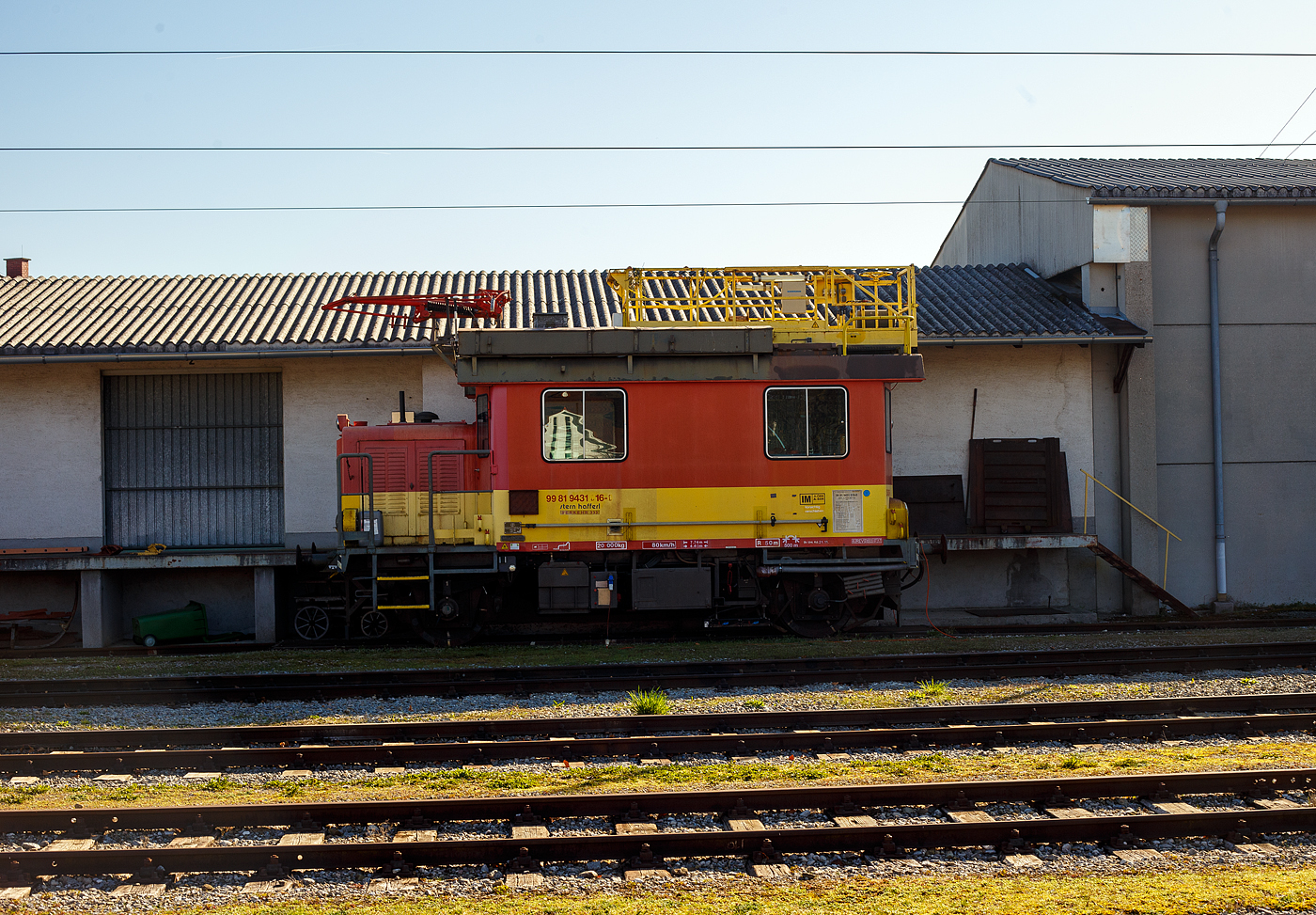 Der X 534 Turmtriebwagen X 20.641 (99 81 9431 016-0 A-StH / X 534 067-4) der Stern & Hafferl Verkehrsgesellschaft m.b.H., ex �BB X 534.067-4, ist am 04 April 2025 im Bahnhof Vorchdorf-Eggenberg abgestellt. (Hinweis: Ich stehe am Bahnsteig)

Der Turmwagen wurde 1978 von der Franz Knotz KG in Wien gebaut, der elektrische Teil ist von �sterreichischen Brown, Boveri Werke (heute Traktionssysteme Austria TSA). Die Bahndienstfahrzeuge der �BB-Reihe X534 sind zweiachsige, dieselelektrisch angetriebene Motorturmwagen mit kurzem Vorbau. Die Turmwagen sind eine gemeinsame Entwicklung von Knotz und BBC.

Geschichte:
In den 1960er Jahren ben�tigten die �BB neue Bahndienstfahrzeuge. Bei deren Konzipierung orientierten sich die �sterreichischen Bundesbahnen an den bisher gebauten Turmwagen-Reihen. Das Resultat war die Baureihe X534, die auf Basis der Baureihe �BB X532 zu einer der meist gebauten Standardtypen weiterentwickelt wurde. F�r den mechanischen Teil waren Tobisch, Franz Knotz und zum Schluss Bombardier Wien zust�ndig, der elektrische Teil wurde von der Firma Brown-Boveri (sp�ter Asea Brown Boveri) geliefert. Von 1963 bis 1983 wurden insgesamt 82 Exemplare beschafft, die als X534.01 bis 82 in den Bestand aufgenommen wurden. Im Jahre 1988 erfolgte der Umbau von X534.78ː Das Fahrzeug erhielt einen Ruthmann-Hubsteiger und wurde fortan als X534.101 bezeichnet.

Konstruktion:
Der Rahmen in geschwei�ter Ausf�hrung sowie der Kastenaufbau wurden wie bei der Vorg�ngerbaureihe X532 aus Formstahl und Blechen hergestellt. Der aus einem gro�en Arbeitsraum (gr��er als jener der Vorg�ngerbaureihe) und dem F�hrerstand mit dem anschlie�enden Vorbau bestehende Kasten st�tzt sich mittels Blattfedern auf beide Achsen ab. Das Dach des Fahrzeugs tr�gt einen Erdungsb�gel sowie eine Hebeb�hne.

Zur Kraft�bertragung auf die hintere Achse sowie zur Versorgung der Arbeitsger�te wurde ein MAN-Dieselmotor (JW-200) sowie ein 106 kW-Generator genutzt. Der Antrieb der zweiachsigen Fahrzeuge erfolgt dieselelektrisch. Ab der Ordnungsnummer X534.70 weisen die Fahrzeuge eine um 25 kW h�here Dauerleistung auf.

TECHNISCHE DATEN:
Nummerierung: 	X534.01-82
Anzahl: 82
Hersteller: BBC, Tobisch, Knotz, ABB
Baujahre: 1963–1983
Spurweite: 1.435 mm (Normalspur) 
Achsfolge:	1A
L�nge �ber Puffer: 7.740 mm
Achsabstand: 4.400 mm
Lauf- und Treibraddurchmesser: 940 mm (neu)
Eigengewicht: 20 t
H�chstgeschwindigkeit: 80 km/h
Dauerleistung: 122 kW (165 PS)
Anzahl der Fahrmotoren: 1
Antrieb: dieselelektrisch
Kleinster befahrbarer Gleisbogen: R=50 m
Besonderheit: Zugelassen f�r Steilstrecken
