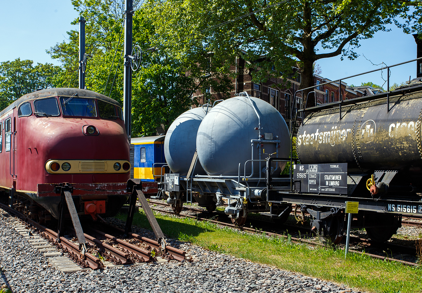 Der zweiachsige BB-Silowagen NS 99625 Ucs, später NS 910 5 087 Ucs-y, am 29 April 2025 im Het Spoorwegmuseum (bis 2005 NSM – Nederlands Spoorwegmuseum / Niederländischen Eisenbahnmuseum) in Utrecht im Bahnhof Maliebaan. Diese speziellen Silowagen mit den zwei Kugelsilos werden manchmal auch BB´s nach Brigitte Bardot genannt.
Der Wagen wurde 1961 von der Waggonfabrik Talbot GmbH & Co. in Aachen (D) gebaut, die Silos wurden von Smulders in Utrecht (NL) gefertigt. 

Diese speziellen Silowagen werden seit Ende der 1950er Jahre von der NS für den Transport sehr feiner, pulverförmiger Stoffe wie zum Beispiel Kalk, Zement und Soda eingesetzt. Da pulverförmige Stoffe Staub erzeugen können, ist es wichtig, beim Be- und Entladen darauf zu achten, dass die Ladung nicht weggeweht wird. Wie andere Bahnen nutzt die NS auch Pressluft zum Be- und Entladen der Silowagen. NS verfügt über drei Typen von Silowagen unterschiedlicher Größe. Die Abkürzung Ucs bzw. Ubcs steht für Silowagen, wobei das U nach UIC für „Güterwagen der Sonderbauarten“ steht, c - mit Entladung unter Druck und s - Höchstgeschwindigkeit 100 km/h (beladen).

Die Kugelsilos dieses Silowagens haben jeweils ein Fassungsvermögen von 17 m³. Der NS 99625 Ucs (Ucs-y 383 der Serie 99500 – 99739) war der letzte Silowagen, der für den Sodatransport der ehemalige Sodafabrik von Akzo Nobel aus Delfzijl eingesetzt wurde. Ende der 1990er Jahre gelangte in den Besitz des Museums.

TECHNISCHE DATEN:
Hersteller: Waggonfabrik Talbot GmbH & Co. in Aachen (D) gebaut, die Silos Hersteller der Silos: Smulders in Utrecht (NL) 
Baujahr: 1961
Gebaute Anzahl: ca. 400
Spurweite: 1.435 mm (Normalspur)
Anzahl der Achsen: 2
Länge über Puffer: 9.270 mm
Achsabstand: 5.300 mm 
Ladevolumen: 2 x 17 m³
Leergewicht: 11.400 kg
Max. Zuladung: 20,7 t bei A, 24,7 t ab Streckenklasse B bei Lastgrenze S (100 km/h), bei geringerer Geschwindigkeit auch 28,7 t ab Streckenklasse C möglich.
Höchstgeschwindigkeit: 100 km/h 
Intern. Verwendungsfähigkeit: RIV

