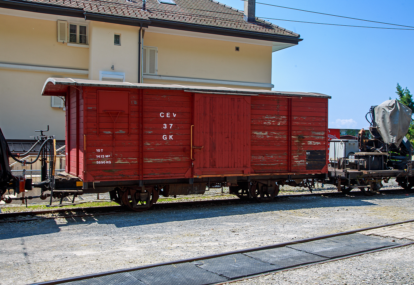 Der zweiachsige gedeckte Güterwagen mit einer offenen Plattform CEV Gk 37, ex K 37, der Chemins de fer électriques Veveysans (heute MVR - Transports Montreux–Vevey–Riviera) ist am 27.05.2023 beim Bahnhof Chamby abgestellt. Der Wagen gehört heute der Museumsbahn Blonay-Chamby.

Der zweiachsige CEV Gk 37 wurde 1905 von SWS Schlieren (Schweizerische Wagons- und Aufzügefabrik AG) gebaut.

TECHNISCHE DATEN (CEV Gk 37):
Typ: K2
Baujahr: 1905
Hersteller: SWS
Spurweite: 1.000 mm (Meterspur)
Achsanzahl: 2 
Eigengewicht: 5.890 kg
Nutzlast: 10.000 kg
Ladefläche: 14,13 m²