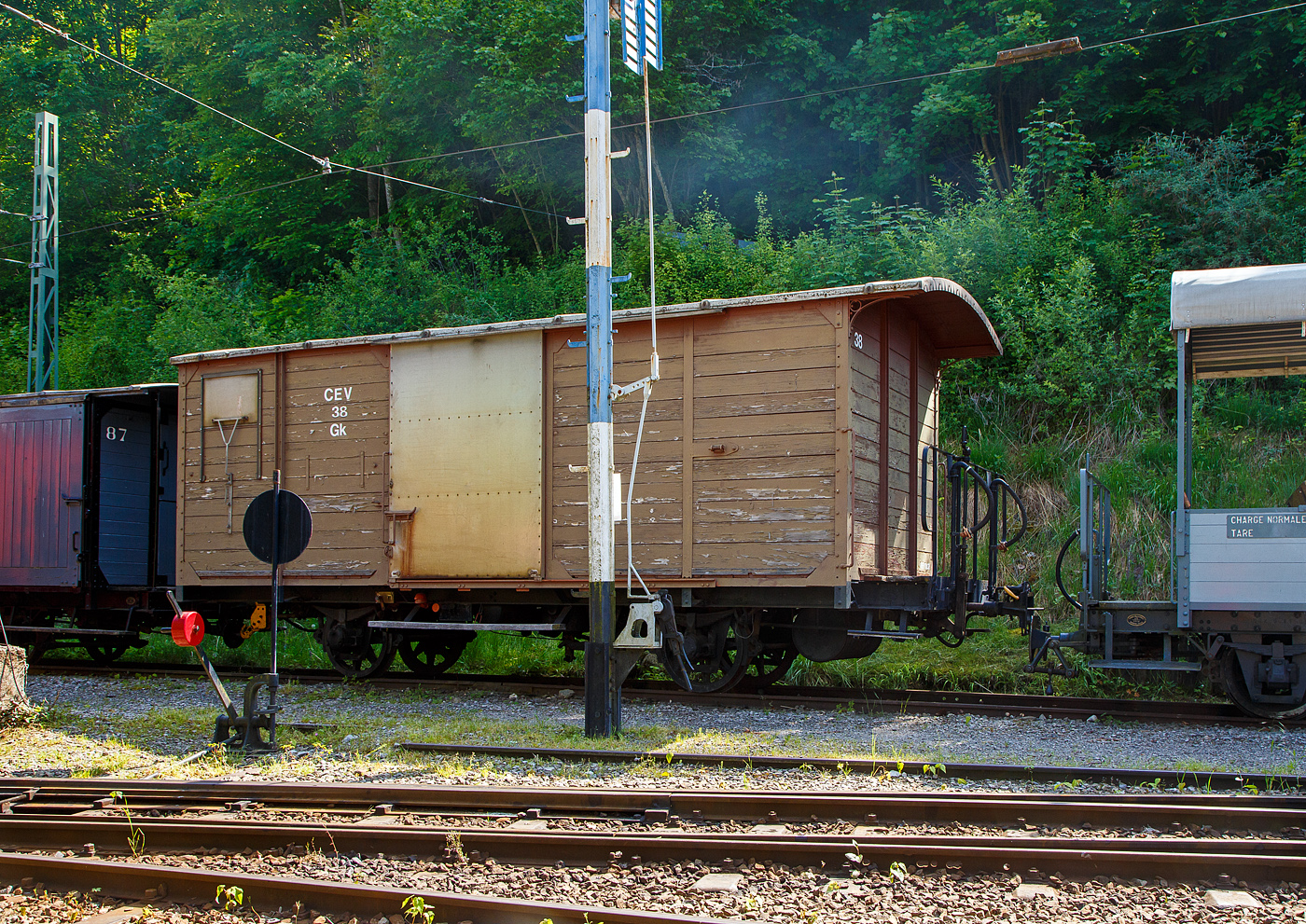 Der zweiachsige gedeckte Güterwagen mit einer offenen Plattform CEV Gk 38, ex K 38, der Chemins de fer électriques Veveysans (heute MVR - Transports Montreux–Vevey–Riviera) ist am 27.05.2023 auf dem Museums-Areal der Museumsbahn Blonay–Chamby in Chaulin. Ob er heute zum Bestand der Museumsbahn Blonay–Chamby gehört ist mir unklar (gelistet ist er noch nicht). Vor genau 10 Jahren konnte ich ihn beim Bahnhof Vevey sehen und ablichten.

Der zweiachsige CEV Gk 38 wurde 1913 von SWS Schlieren (Schweizerische Wagons- und Aufzügefabrik AG) gebaut und an die CEV geliefert.

TECHNISCHE DATEN (CEV Gk 37):
Typ: K²
Baujahr: 1905
Hersteller: SWS Schlieren
Spurweite: 1.000 mm (Meterspur)
Achsanzahl: 2 
Eigengewicht: 6,1 t
Nutzlast: 10 t
Ladefläche: 14,13 m²
Höchstgeschwindigkeit: 45 km/h