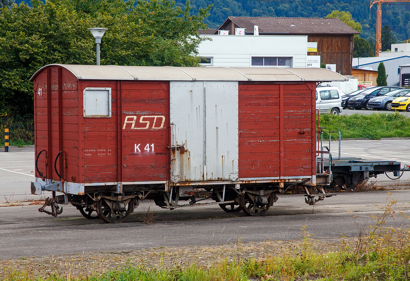 Der zweiachsige gedeckte Güterwagen mit Bremserbühne tpc ASD K 41(Baujahr 1913) ist am 16 September 2017 beim Bahnhof Bex abgestellt. Bild aus einem SBB Zug heraus.

Früher fand mit solchen Wagen auch der Alpviehtransport statt, was man sich heute nicht mehr vorstellen kann. Zudem war es ein Riesenaufwand an Personal und spätere Reinigung der Güterwagen, und dass für  eine 13,78 km kurz Fahrt von le Sépey nach Aigle.

TECHNISCHE DATEN:
Spurweite: 1.000 mm
Achsanzahl: 2
Typenbezeichnung: K
Achsabstand: 3.280 mm
Eigengewicht: 5.280 kg
Max. Ladegewicht: 10.000 kg