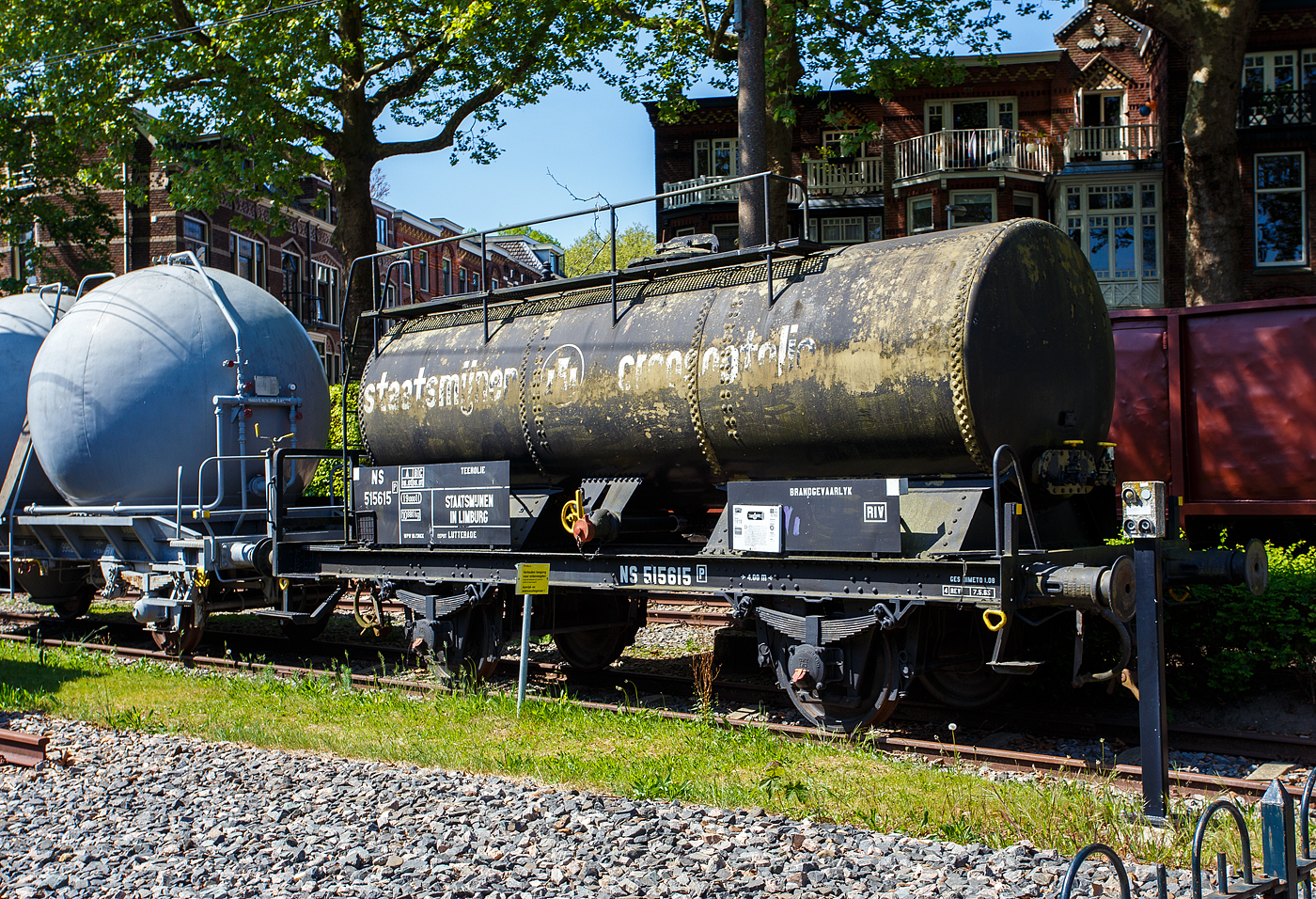 Der zweiachsige Kesselwagen (für Ladegut Teeröl / Kreosot) SM - Staatsmijnen in Limburg (Staatliche Bergwerke) NS 515615 [P], ex SM 10402, am 29 April 2025 im Het Spoorwegmuseum (bis 2005 NSM - Nederlands Spoorwegmuseum / Niederländischen Eisenbahnmuseum) in Utrecht im Bahnhof Maliebaan.

Dieser Kesselwagen wurde 1919 von der Waggonfabrik Uerdingen AG in Krefeld-Uerdingen (D) gebaut und an die SM - Staatsmijnen in Limburg (Staatliche Bergwerke) geliefert. Im Laufe der Jahre wurde das Unternehmen auch im Chemiesektor tätig. Später wurde das Unternehmen zur DSM (Dutch State Mines). In den 1960er Jahren traf die niederländische Regierung die Entscheidung, alle staatseigenen Kohlebergwerke zu schließen, 1973 wurde die letzte staatseigene Zeche geschlossen. Der Chemiesektor blieb erhalten, 1989 wurde die Koninklijke DSM N.V. privatisiert und ist heute noch als DSM-Firmenich AG bekannt.

Der Wagen ist Teil einer Serie von Kesselwagen für den innerbetrieblichen Transport von Kreosot, das Teeröl wurde unter anderem zum Imprägnieren von Holzschwellen verwendet. Nach dem Ausbau des Eisenbahnnetzes wurde der Wagen auch auf den Gleisen der NS eingesetzt und erhielt die neue Betriebsnummer NS 515615 [P]. Der Buchstabe „P“ steht für privat. Es handelt sich um ein Beispiel für Güterwagen, die nicht im Besitz der NS, sondern anderer Unternehmen gehören. Diese Bezeichnungen waren damals auch in anderen Ländern, wie bei der Deutschen Bundesbahn, üblich. Im Jahr 1987 schenkten die State Mines (heute DSM) den Kesselwagen dem Eisenbahnmuseum.

TECHNISCHE DATEN:
Hersteller: Waggonfabrik Uerdingen AG
Baujahr: 1919
Gebaute Anzahl: 12
Ladegut: Teeröl / Kreosot
Spurweite: 1.435 mm (Normalspur)
Anzahl der Achsen: 2
Länge über Puffer: ca. 8 m
Achsabstand: 4.000 mm 
Ladevolumen: 19.000 Liter
Leergewicht: 10.880 kg
Max. Zuladung: 16.000 kg
Höchstgeschwindigkeit: 80 km/h

