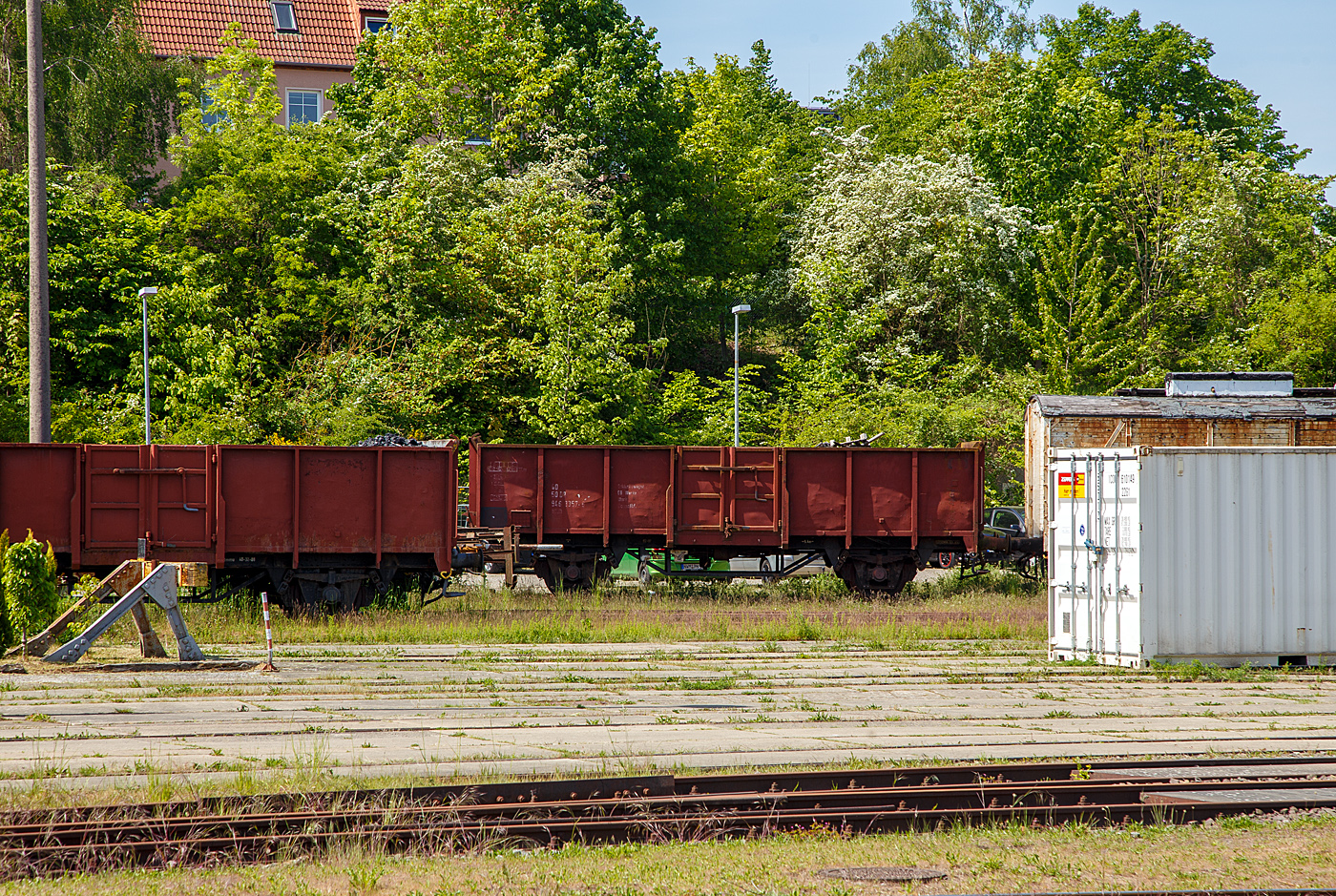 Der zweiachsige offene Gterwagen (als Schlackewagen) ex DR 40 50 946 3357-6, ex DR 40 – 32 – 08 der Gattung/Bauart Ommu 40.0 (heutige Gattung „Es“) der Mecklenburgische Eisenbahnfreunde Schwerin e.V. am 16 Mai 2022 beim MEF - Mecklenburgisches Eisenbahn- und Technikmuseum (Schwerin), dem einstigen Bahnbetriebswerk am Hauptbahnhof.

Dieser Wagen hier diente bei der DR als Schlackewagen, wobei es ein Standard offener Gterwagen der Gattung Ommu ist.

TECHNISCHE DATEN:
Spurweite: 1.435 mm (Normalspur)
Achsanzahl: 2
Gattung: Ommu
Lnge ber Puffer: 10.000 mm
Achsabstand: 5.400 mm
Ladelnge: 8.760 mm
Ladeflche:  24,1 m
Eigengewicht: 11.300 kg
Max. Zuladung: 28,5 t (ab Streckenklasse C)
Hchstgeschwindigkeit: 90 km/h
Bremse: KE-GP
