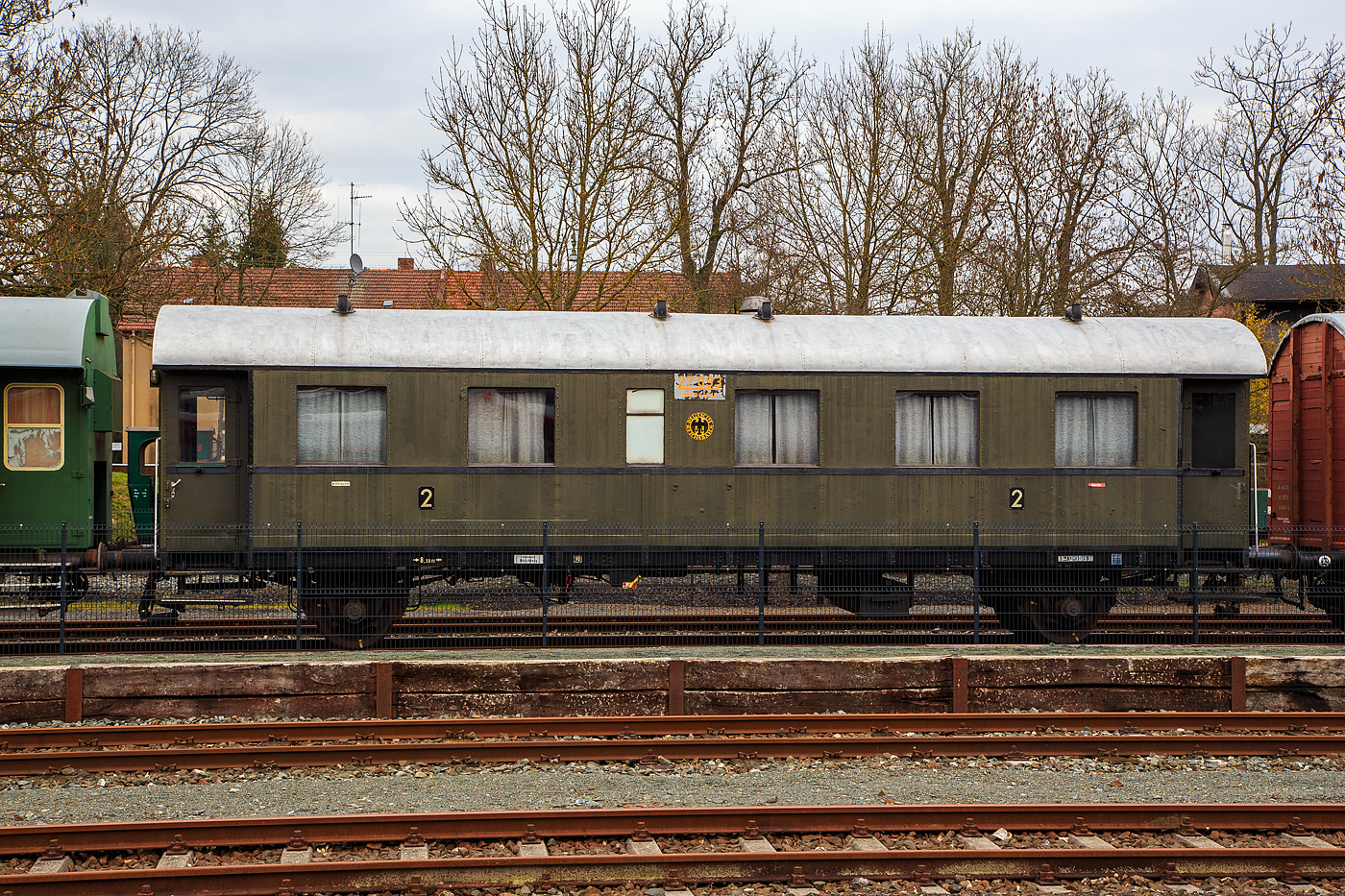 Der zweiachsigen 2. Klasse (Nichtraucher/Raucher) DRG Einheits-Durchgangswagen (Austauschbauart) „Donnerbüchse“  27 0931 Bresslau der Gattung Bi-29 (ex 36 507 Breslau, später bei der DB 27 093 Reg Aie) am 26.03.2016 im DDM - Deutschen Dampflokomotiv-Museum in Neuenmarkt-Wirsberg.

Der Wagen wurde 1929 von LHB - Linke-Hofmann-Busch in Breslau gebaut. Zuletzt ab 1964 war er bei der DB als Mü 7790 gekuppelt mit einem weiteren als Aufenthaltswagen BA 456.1 für den Gleisbauzug Mü 2003 im Einsatz.

TECHNISCHE DATEN (als Bi-29):
Baujahr: 1929
Spurweite: 1.435 mm
Anzahl der Achsen: 2
Länge über Puffer: 14.040 mm
Wagenkasten Breite: 3.096 mm
Höhe bis Dachscheitel: 4.007 mm
Achsabstand: 8.500 mm 
Raddurchmesser: 1.000 mm (neu)
Fensterbreite: 1.000 mm  (Abort 450 mm)
Höchstgeschwindigkeit: 90
Eigengewicht: 18.300 kg
Sitzplätze: 38 (2. Klasse)