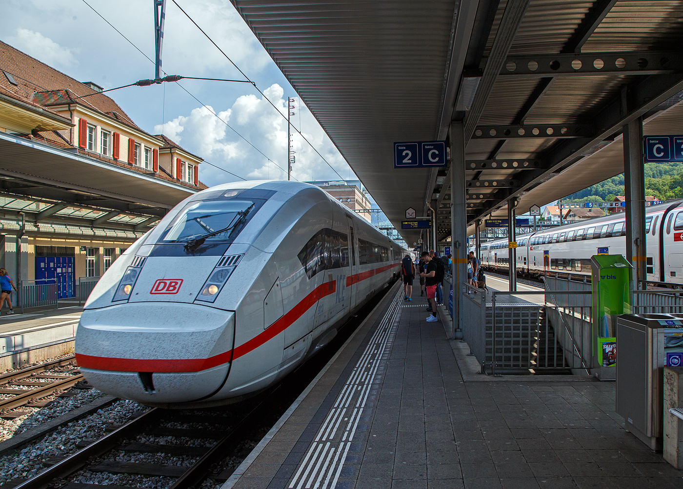 Der zwölfteilige ICE 4 der BR 412.0, Tz 9013 der DB Fernverkehr AG erreicht. als ICE 376 (Interlaken Ost – Basel - Frankfurt(Main)Hbf – Berlin Gesundbrunnen). am 28. Mai 2023 den Bahnhof Spiez. Er wird uns pünktlich nach Mannheim bringen (kommt ja auch aus der Schweiz), erst danach beginnt unsere Odyssee mit defekten Zug und Verspätungen.

Die zwölfteiligen ICE 4 haben eine Zuglänge von 346 m, sind bis zu 250 km schnell (teilweise auch 265 km) und haben die Auslandszulassungen für die Schweiz und Österreich. Sie besitzen Powercars (angetriebene Wagen) und haben so eine Traktionsleistung 	von 9.900 kW. Die Anzahl Sitzplätze beträgt insgesamt 830, davon 205 in der 1. Klasse  und 23 im Restaurant.  Die 12-Teiler sind seit 2017 im Einsatz und wurden von Siemens Mobility mit einem Zulieferanteil von etwa 30 % von Bombardier gebaut.
