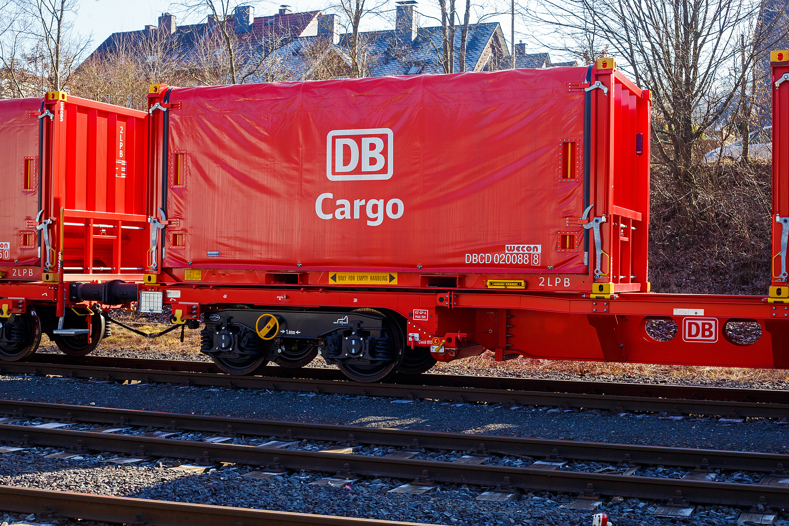 Detailbild von dem neuen vierachsigen Drehgestell-Güterwagen 31 80 9300 179-6 D-DB der Gattung Uas 224.2 der DB Cargo AG am 17 Februar 2025 abgestellt, im Zugverband eines Übergabegüterzuges, in Herdorf auf dem KSW Rbf Herdorf (Betriebsstätte Freien Grunder Eisenbahn - NE 447). Der Wagen (m² Wagen 45ft) ist hier beladen mit zwei Coil-Behältern (20-Fuß-Container), welche bis zu 3 Blech-Coils mit einem Gesamtgewicht bis zu 30 t aufnehmen kann.