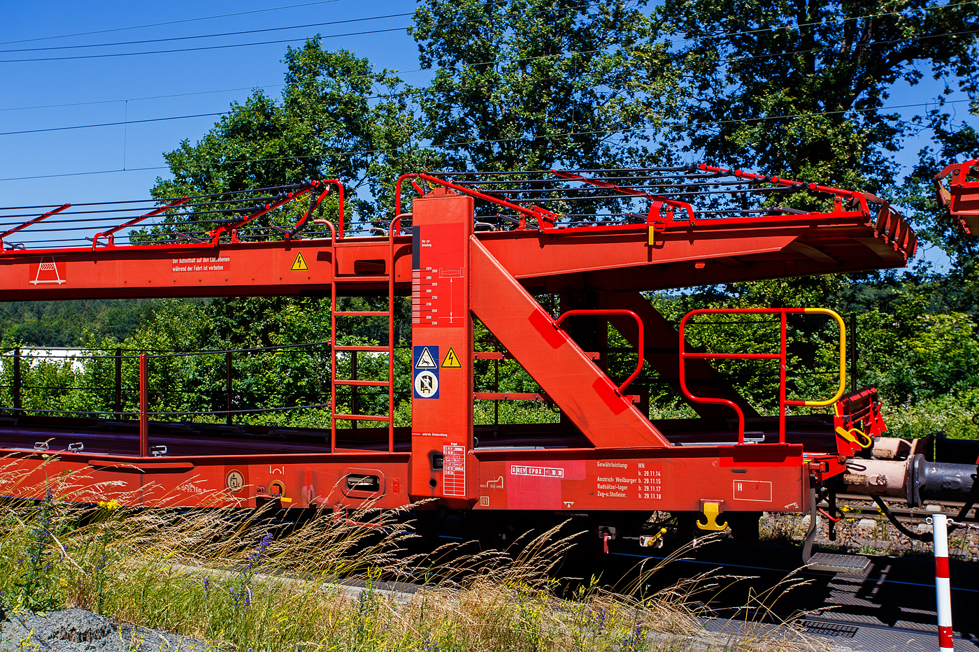 Detailbild von dem vierachsigen (2 x zweiachsiger) Doppelstock-Autotransportwagen, 25 80 4371 630-1 D-ATG, der Gattung Laaers 560.1 (BA 5.854) der DB Cargo Logistics GmbH (ex DB Schenker ATG), am 28 Juni 2024 im Zugverband bei der Zugdurchfahrt in Rudersdorf (Kreis Siegen).

Der Wagen wurde 2012 von der damaligen DB Waggonbau Niesky GmbH gebaut.
