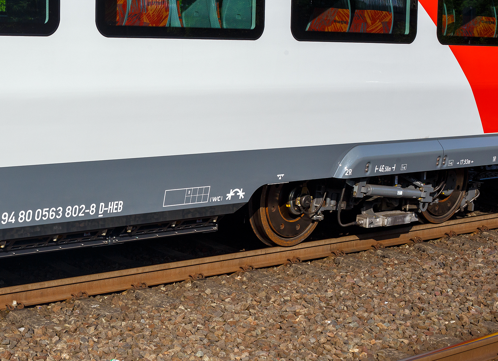 Detailbild eines der beiden End-Triebdrehgestelle SF 7500 des HLB 563 802 / 563 902 (94 80 0563 802-8 D-HEB / 94 80 0563 902-6 D-HEB), einer der drei neuen zweiteiligen Hybridtriebzüge (E/Akku) der BR 563 vom Typ SIEMENS Mireo Plus B der HLB (Hessische Landesbahn GmbH). Er fährt am 02 Mai 2025 auf Leerfahrt durch den Bahnhof Kirchen/Sieg in Richtung Betzdorf, hier hat er kurz Hp 0.

Die Drehgestellplattform SF 7500 umfasst End-Trieb-Drehgestelle wie auch Jakobs-Trieb- und Laufdrehgestelle. 

Die Fahrwerke zeichnen sich durch hohe Achslasten, ihre Leichtbauweise sowie durch eine hohe Ausstattungsvarianz aus. Die SF 7500 Fahrwerke sind die konsequente Weiterentwicklung der Baureihe SF 7000, die sehr erfolgreich in der Desiro City Flotte im Vereinigten Königreich Verwendung findet. Auch beim SF 7500 wurde das Prinzip der Innenlagerung umgesetzt. 

Die Fahrwerke haben einen geringen Bogenwiderstand und sind sehr kompakt konzipiert. Trotzdem bieten sie ausreichend Einbauraum für einen leistungsfähigen und effizienten Antrieb. Prinzipiell können alle Fahrwerkstypen mit einer MG-Bremse ausgestattet werden.

TECHNISCHE DATEN (Triebdrehgestell):
Spurweite: 1.435 mm (Normalspur)
Fahrwerksplattform: SF 7500
Betriebsgeschwindigkeit: bis 160 km/h
Radsatzlast (EN 13103/13104):  20 t
Raddurchmesser neu/abgenutzt: 880 mm / 810 mm
Radsatzstand: 2.300 mm
Höhe Drehgestell Oberkante Luftfeder: ca. 974 mm
mechanische Bremse: Radscheibenbremse
Gewicht Drehgestell inkl. Antrieb, Radscheiben- und MG-Bremse: 8,5 t 

Quelle: SIEMENS