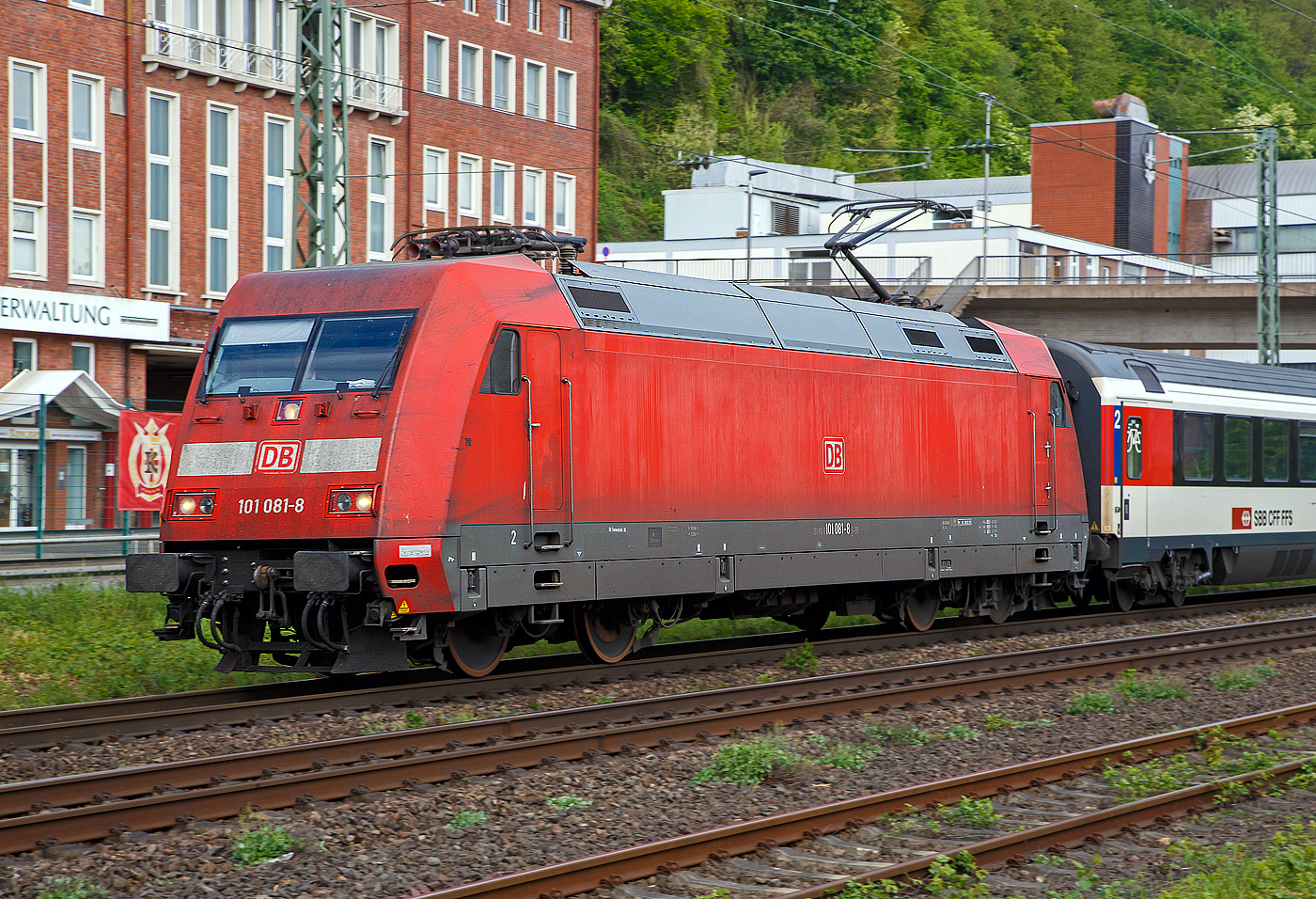 Die 101 081-8 (91 80 6101 081-8 D-DB) der DB Fernverkehr AG, fhrt am 28.04.2018, mit einem EC bestehend aus SBB EuroCity-Wagen, auf der Linken Rheinstrecke (KBS 471) durch Koblenz-Oberwerth, in Richtung Mainz bzw. Schweiz.

Die Lok wurde 1996 von ADtranz (ABB Daimler-Benz Transportation GmbH) in Kassel unter der Fabriknummer 33191 gebaut.
