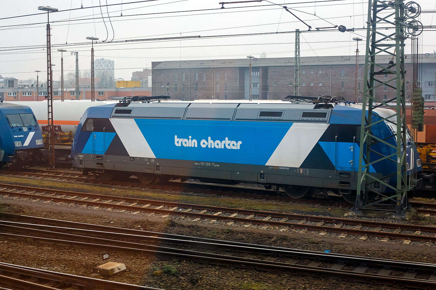 Die 101 128-7 / TCS 103002 (91 80 6101 128-7 D-TCS) der TCS - Train Charter Services B.V., 's-Hertogenbosch (Niederlande) ist am 21 Januar 2025 beim Hbf Münster (Westfalen) abgestellt, die ich aus einem fahrenden IC heraus, leider mit Mast, ablichten konnte.

Die Lok wurde 1998 von ADtranz (ABB Daimler-Benz Transportation GmbH) in Kassel unter der Fabriknummer 33238 gebaut und an die DB Fernverkehr geliefert. Zum 28. April 2023 wurde sie an die HTFS - HappyTrain Fleet Services B.V., Hendrik Ido Ambacht in die Niederlande verkauft, wo sie als HTFS 103002 bezeichnet wird, betrieben wird die Lok von TCS - Zugcharter Services B.V.,'s-Hertogenbosch.
