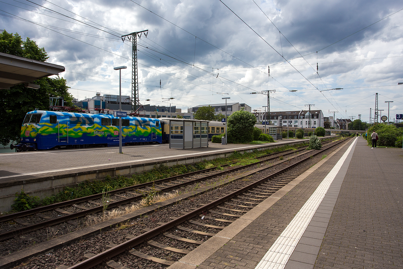 Die 111 074-1 „Hilde“ (91 80 6111 074-1 D-DB) der DB Gebrauchtzug (Miete oder kaufe misch) fährt am 26 Mai 2024 mit einem sehr langen Sonder- oder Partyzug mit 12 Wagen der CBB - Centralbahn GmbH (Mönchengladbach) durch den Bahnhof Köln-Süd in Richtung Süden. Schlussläufer war zudem die (kalte) CBB 110 383-7 alias/eigentlich 115 383-2 (91 80 6115 383-2 D-CBB), eine Bügelfalten E 10. Leider ist das Bild hier über die Bahnsteige hinweg, da mir das Gleis vorher nicht bekannt war, aber es zeigt so die beträchtliche Länge von dem Zug.