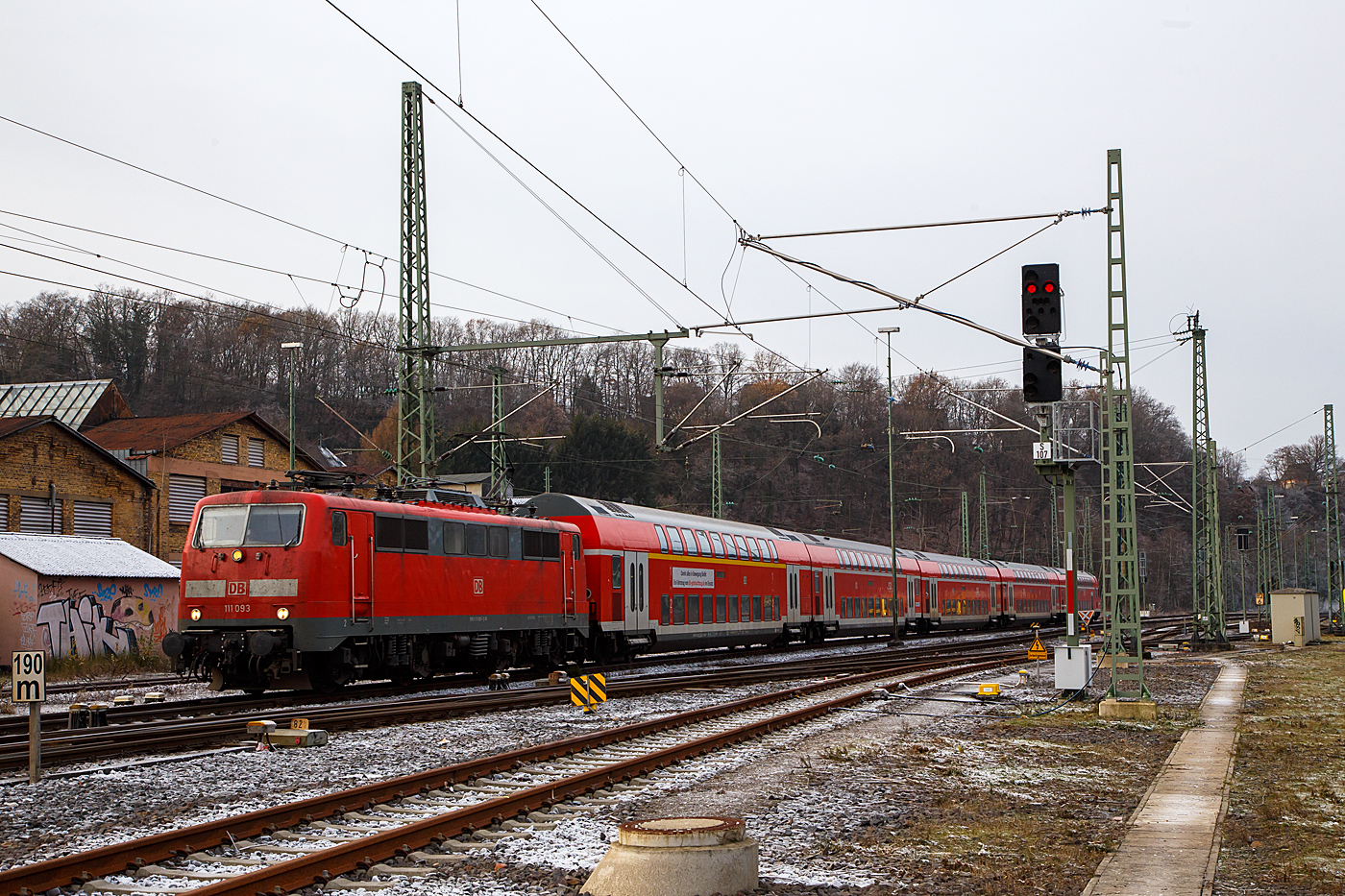 Die 111 093-1 (91 80 6111 093-1 D-DB) der DB Regio NRW erreicht am kalten 18.12.2022 (4. Advent), mit dem RE 9 (rsx - Rhein-Sieg-Express)  Aachen - Köln - Siegen, den Bahnhof Betzdorf/Sieg.

Die Lok wurde 1978 von Krupp unter der Fabriknummer 5430 gebaut, der elektrische Teil wurde von AEG unter der Fabriknummer 8972 geliefert. 
