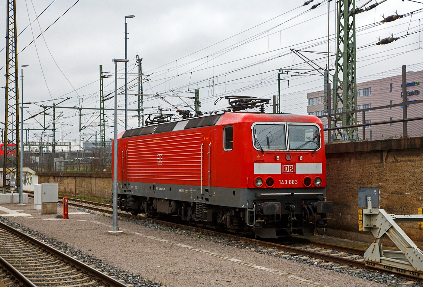 Die 143 883-7 (91 80 6143 883-7 D-DB) der DB Regio AG Sdost (S-Bahn Dresden) ist am 06.12.2022 im Hbf Dresden abgestellt.

Die Lok wurde 1989 bei LEW (VEB Lokomotivbau Elektrotechnische Werke Hans Beimler Hennigsdorf) unter der Fabriknummer 20333 gebaut und als DR 243 883-6 an die Deutsche Reichsbahn geliefert, 1992 erfolgte die Umzeichnung in DR 143 883-7 und 1994 in DB 143 883-7.
