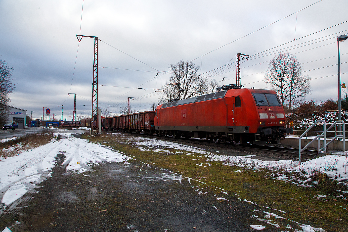 Die 145 073-3 (91 80 6145 073-3 D-DB) der DB Cargo AG fährt am 27.01.2023  mit einem gemischten Güterzug, auf der Dillstrecke (KBS 445), durch Rudersdorf (Kr. Siegen) in Richtung Süden.

Die TRAXX F140 AC wurde 2000 von ADtranz (ABB Daimler-Benz Transportation GmbH) in Kassel unter der Fabriknummer 33817 gebaut.
