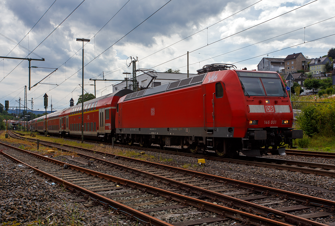 Die 146 001-3 (91 80 6146 001-3 D-DB) der DB Regio NRW fhrt am 22 Juli 2024, mit dem RE 9 (rsx - Rhein-Sieg-Express) Aachen - Kln – Siegen, durch Niederschelderhtte (Sieg) in Richtung Siegen, hier beim B 343 – km 112,183 der Siegstrecke KBS 460. 

Die TRAXX P160 AC1 (Br 146.0) wurde 2000 von ABB Daimler-Benz Transportation GmbH (Adtranz) in Kassel unter der Fabriknummer 33808 gebaut.  