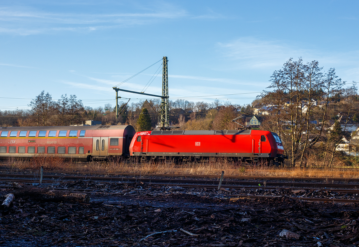 Die 146 001-3 (91 80 6146 001-3 D-DB) der DB Regio NRW schiebt am 26 Dezember 2024, den RE 9 - Rhein Sieg Express (RSX) Siegen - Kln – Aachen, durch Scheuerfeld/Sieg in Richtung Kln.

Die TRAXX P160 AC1 (Br 146.0) wurde 2000 von ABB Daimler-Benz Transportation GmbH (Adtranz) in Kassel unter der Fabriknummer 33808 gebaut.  