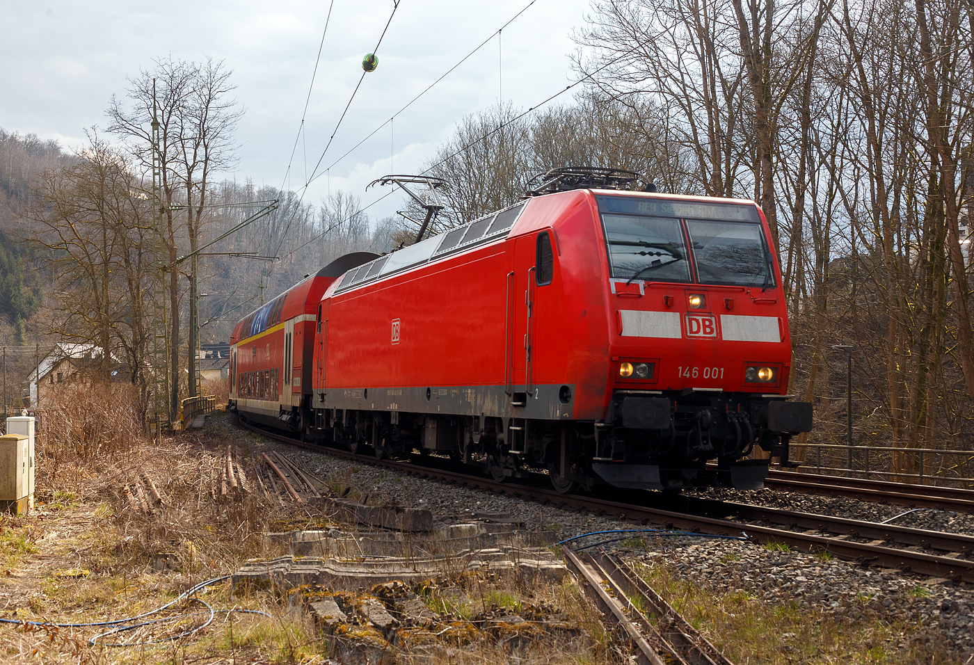 Die 146 001-3 (91 80 6146 001-3 D-DB) der DB Regio NRW erreicht am 14 März 2025, mit dem RE 9 (rsx - Rhein-Sieg-Express) Aachen - Köln - Siegen, den Bahnhof Kirchen/Sieg. Ich stehe beim Bahnübergang Bü km 120, 915 direkt vor dem Bahnhof.

Die TRAXX P160 AC1 (Br 146.0) wurde 2000 von ABB Daimler-Benz Transportation GmbH (Adtranz) in Kassel unter der Fabriknummer 33808 gebaut 