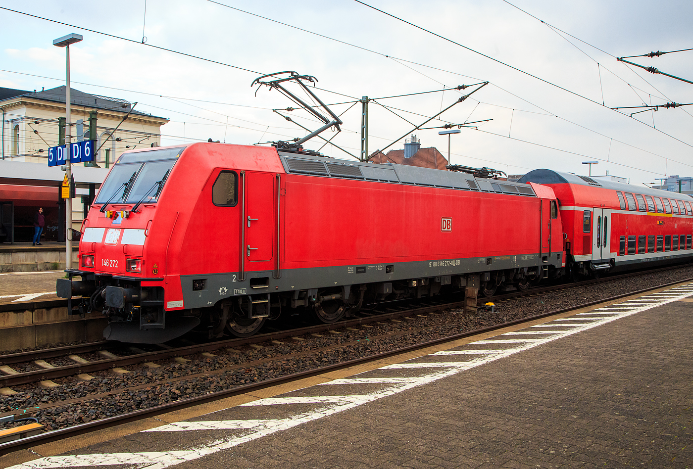 Die 146 272 (91 80 6146 272-0 D-DB) der DB Regio AG - Mitte beim Halt mit einem RE am 17.04.2023 im Bahnhof Frankfurt am Main Süd.

Die Die TRAXX P160 AC2 wurde 2015 von Bombardier Transportation GmbH in Kassel unter der Fabriknummer KAS 35082 gebaut.