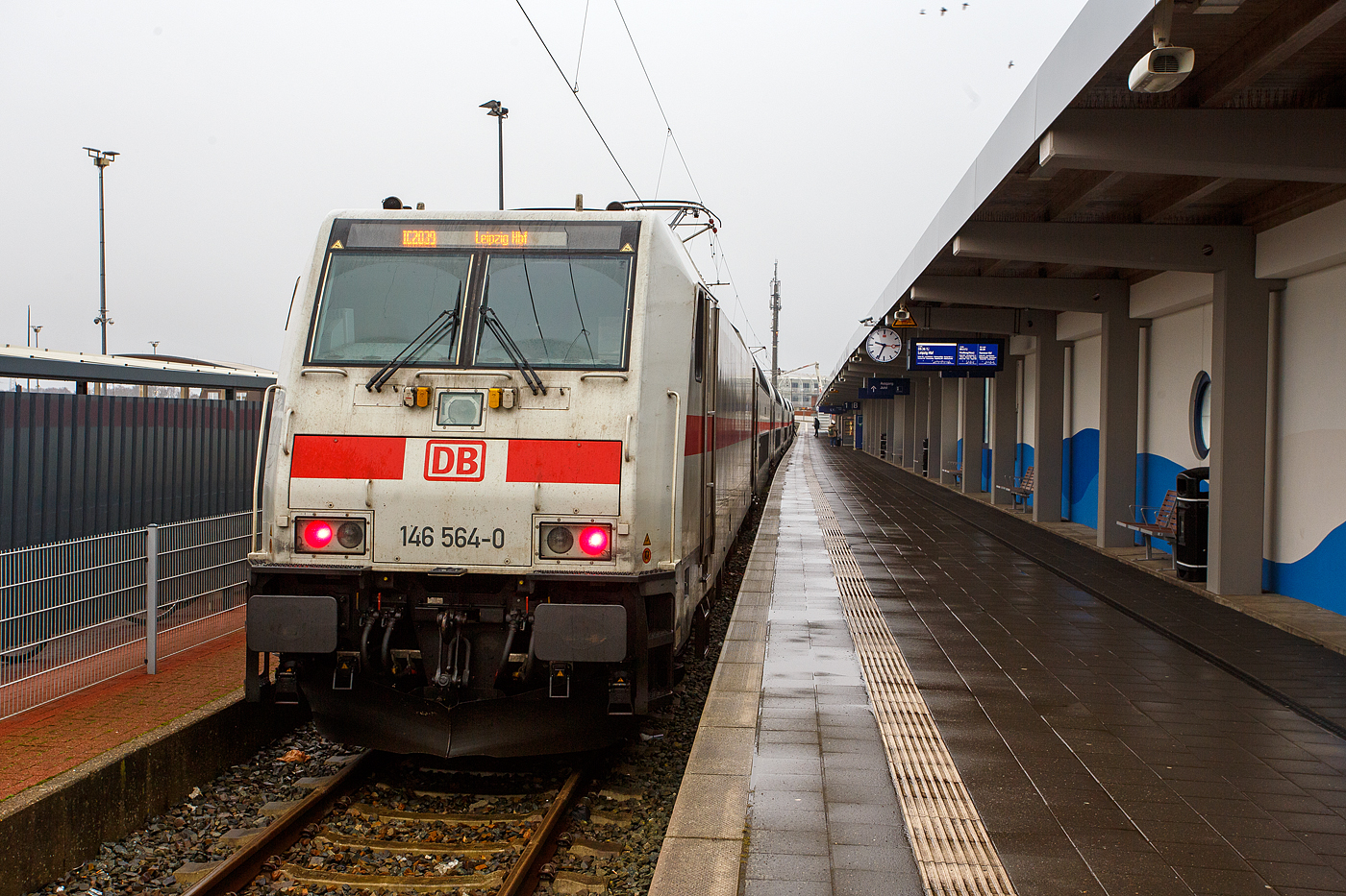 Die 146 564-0 (91 80 6146 564-0 D-DB) der DB Fernverkehr AG steht am 14 Februar 2024, mit dem IC 2039 nach Leipzig (Norddeich Mole – Bremen – Hannover – Leipzig), im Bahnhof Norddeich Mole zur Abfahrt bereit.

Die TRAXX P160 AC2 wurde 2013 von Bombardier Transportation GmbH in Kassel unter der Fabriknummer 35041 gebaut. Am 12.11.2015 wurde sie abgenommen.