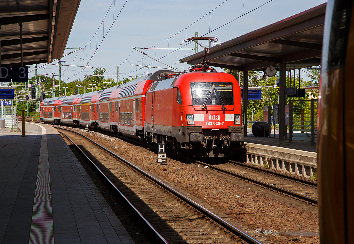 Die 182 015-8 (91 80 6182 025-7 D-DB) der DB Regio, mit dem RE 1 „Hanse-Express“ (Hamburg – Büchen – Schwerin – Bützow – Rostock Hbf), verlässt am 16 Mai 2022 Steuerwagenvoraus den Hauptbahnhof Schwerin.

Die Lok wurde 2001 von Siemens in München-Allach unter der 20322 gebaut. 2011wurde bei Siemens in München-Allach ein Nahverkehrspaket eingebaut, damit verlor sie die Zulassung für Österreich.