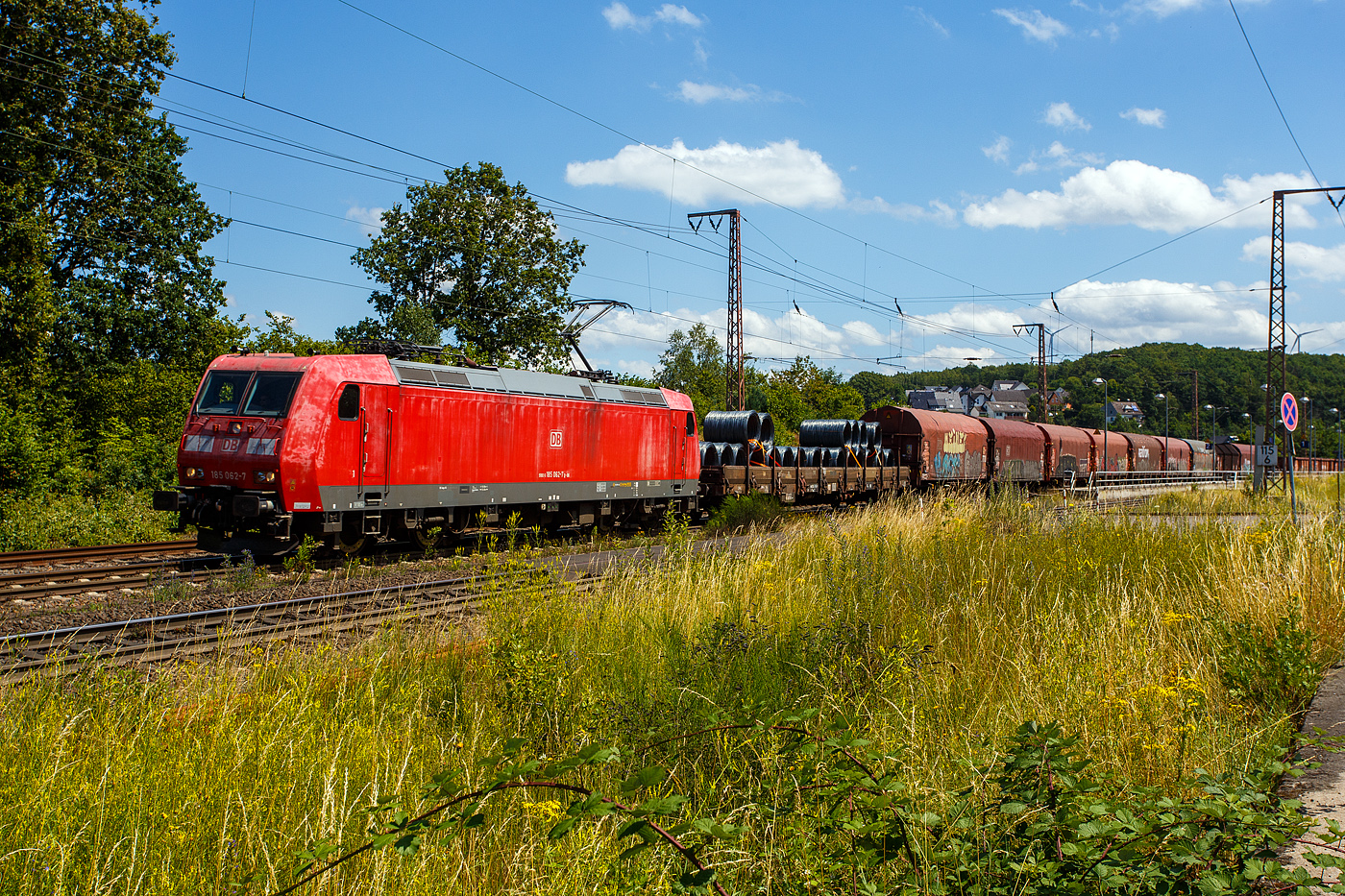 Die 185 062-7 (91 80 6185 062-7 D-DB) der DB Cargo fährt am 11 Juli 2024 mit einem sehr langen gemischten Güterzug durch Rudersdorf (Kreis Siegen) in Richtung Siegen bzw. Kreuztal.

Die TRAXX F140 AC1 wurde 2002 von Bombardier in Kassel unter der Fabriknummer 33476 gebaut.