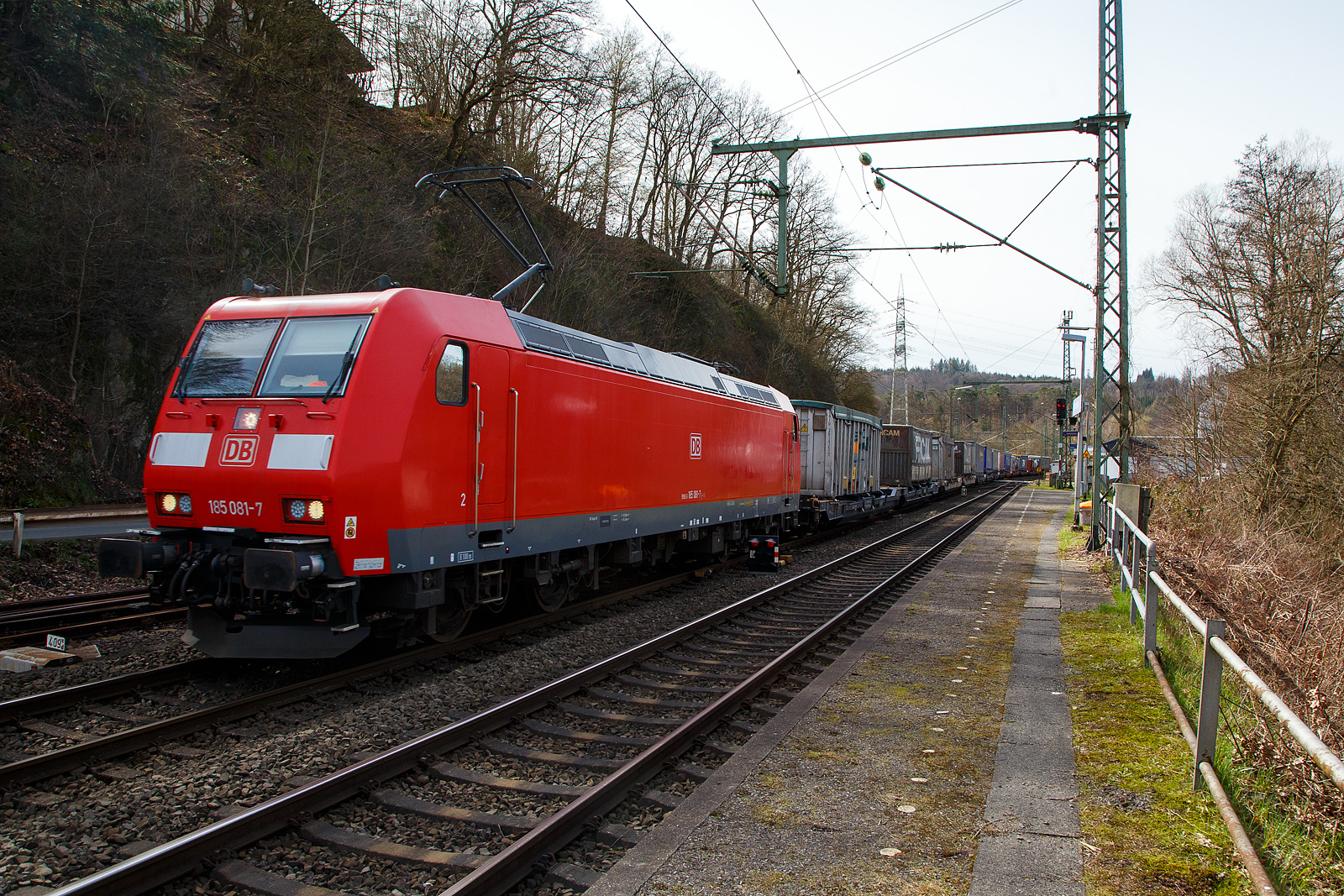 Die 185 081-7 (91 80 6185 081-7 D-DB) der DB Cargo AG fährt am 28.03.2023 mit einem KLV-Zug durch Scheuerfeld (Sieg) in Richtung Siegen.

Die TRAXX F140 AC1 wurde 2002 von der Bombardier in Kassel unter der Fabriknummer 33496 gebaut. 
