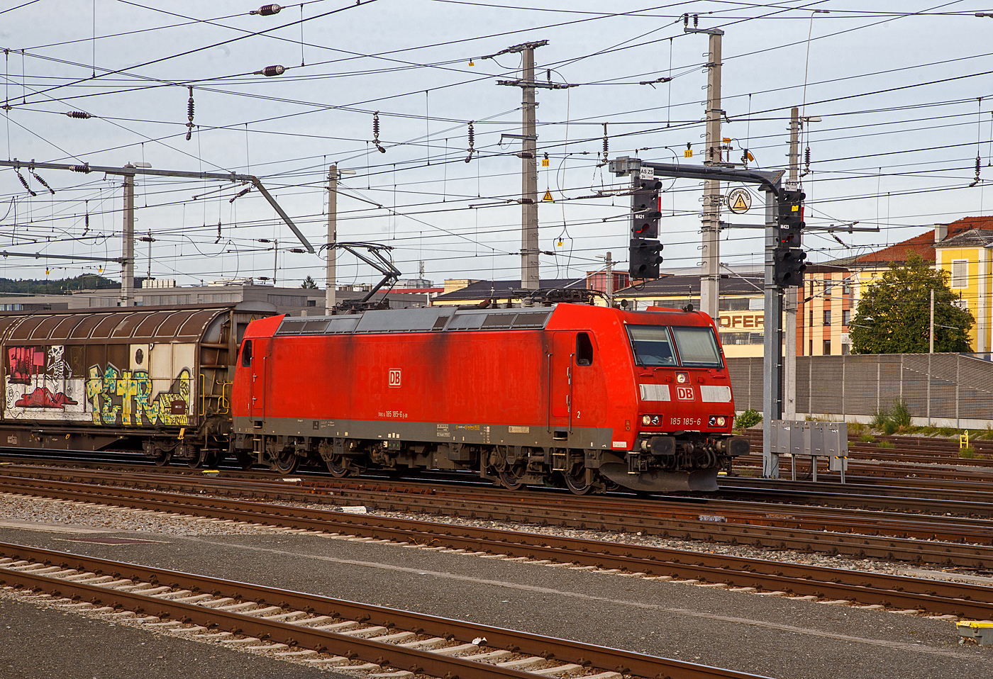 Die 185 185-6 (91 80 6185 185-6 D-DB) der DB Cargo fhrt am 12.09.2022 mit einem gemischten Gterzug durch den Hbf Salzburg in Richtung Deutschland.

Die TRAXX F140 AC wurde 2004 bei Bombardier in Kassel unter der Fabriknummer 33669 gebaut. 
