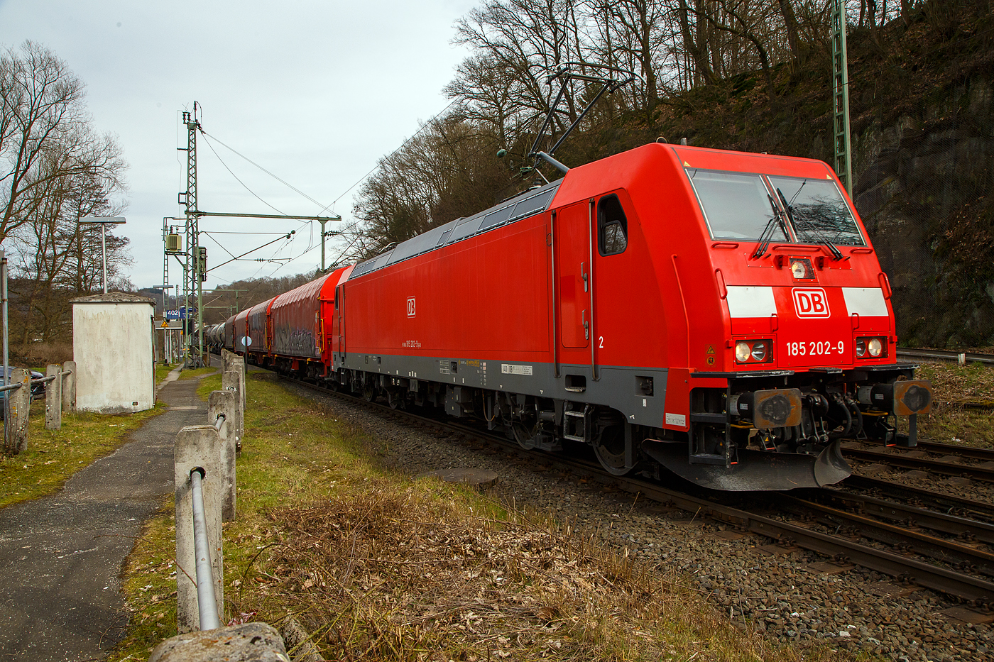 Die 185 202-9 (91 80 6185 202-9 D-DB) der DB Cargo AG fährt am 17.03.2023, mit einem gemischten Güterzug, durch Scheuerfeld (Sieg) in Richtung Köln. 

Die TRAXX F 140 AC2 wurde 2004 von der Bombardier Transportation GmbH in Kassel unter der Fabriknummer 33701 gebaut.
