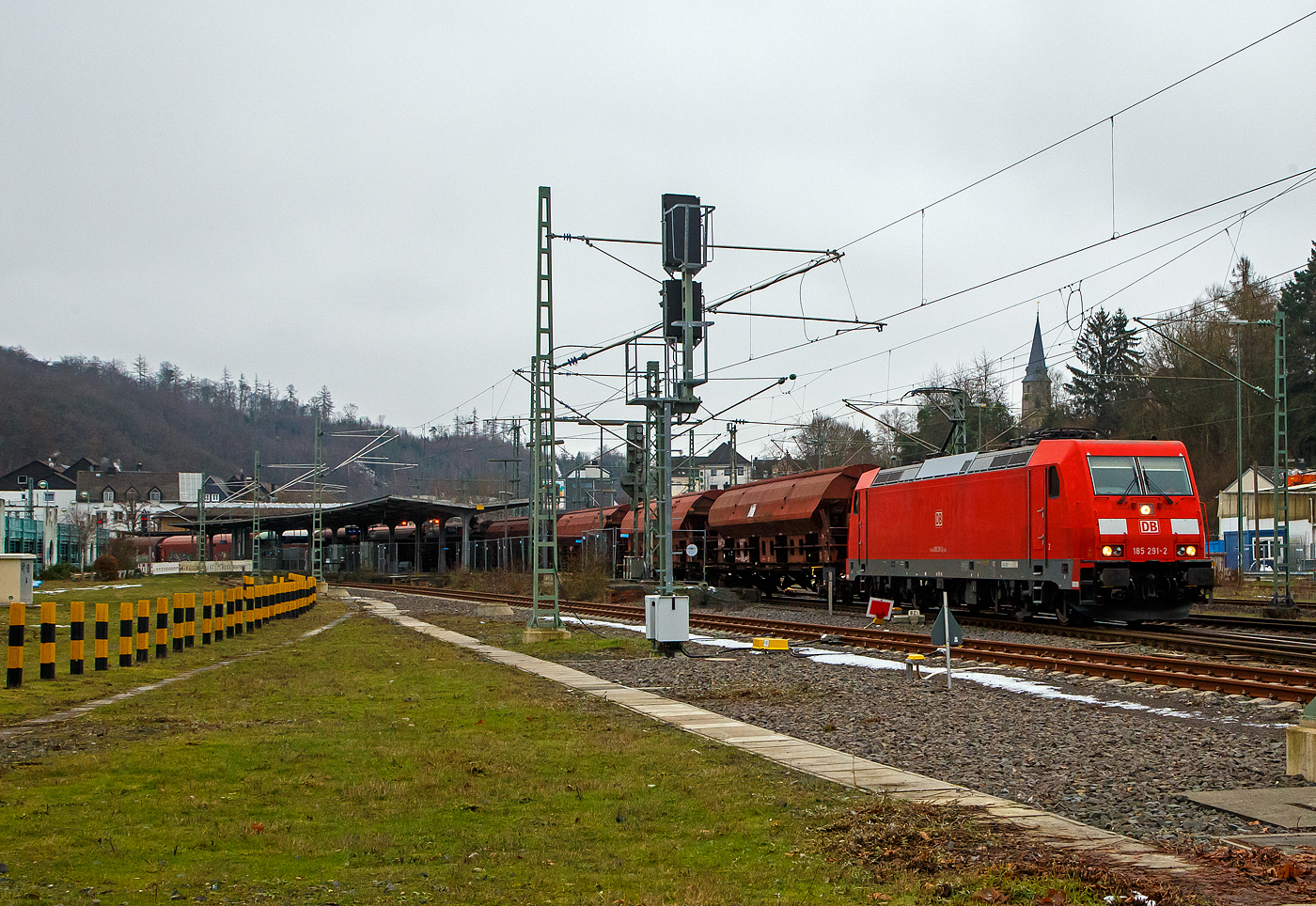 Die 185 291-2 (91 80 6185 291-2 D-DB) der DB Cargo Deutschland AG fährt am 25.01.2023 mit einem gem. Güterzug durch Betzdorf (Sieg) in Richtung Köln.

Die TRAXX F140 AC 2 wurde 2007 bei Bombardier in Kassel unter der Fabriknummer 34154 gebaut.
