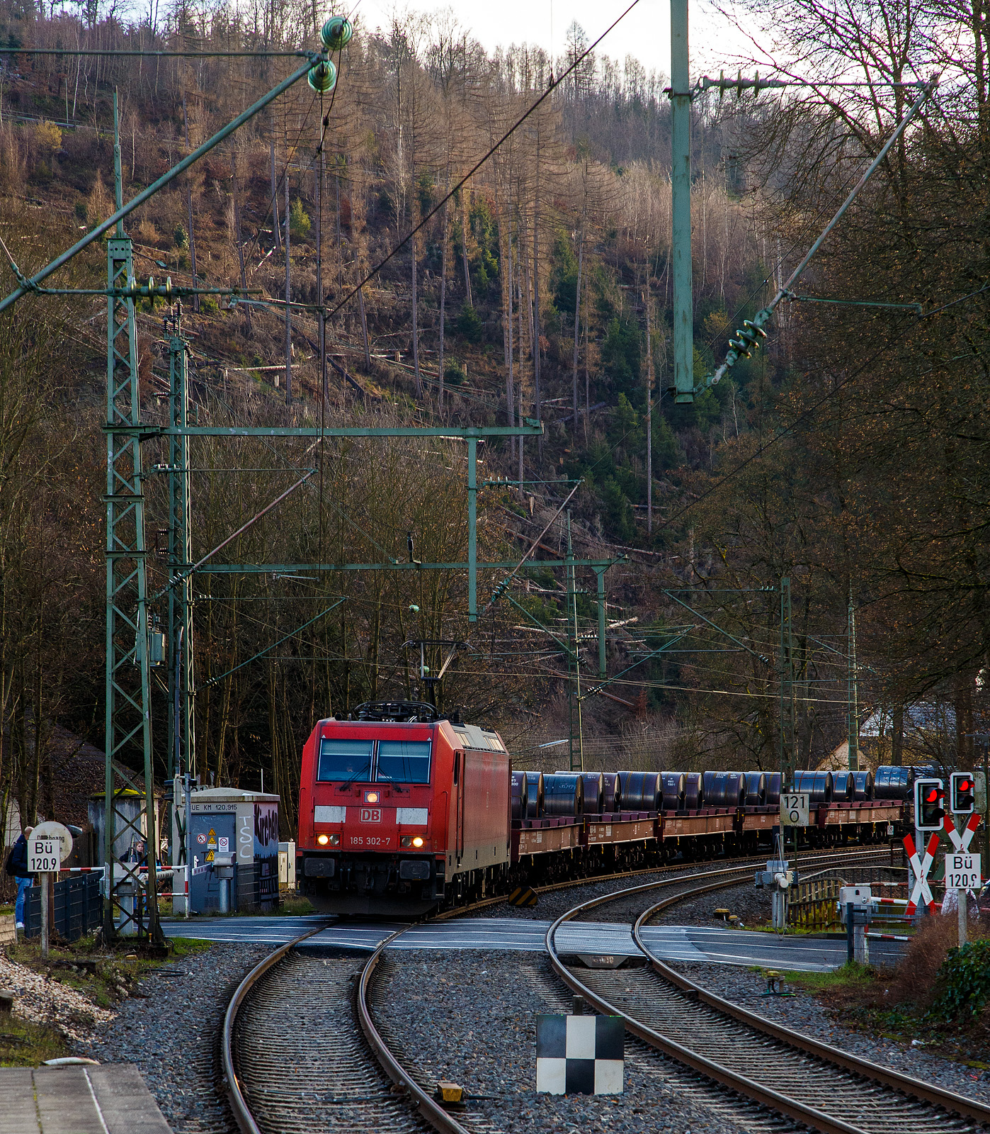 Die 185 302-7 (91 80 6185 302-7 D-DB) der DB Cargo AG fährt am 17.01.2023 mit einem Warmband-Coilzug durch Kirchen (Sieg) in Richtung Siegen.

Die TRAXX F140 AC2 wurde 2007 bei Bombardier in Kassel unter der Fabriknummer 34170 gebaut. 
