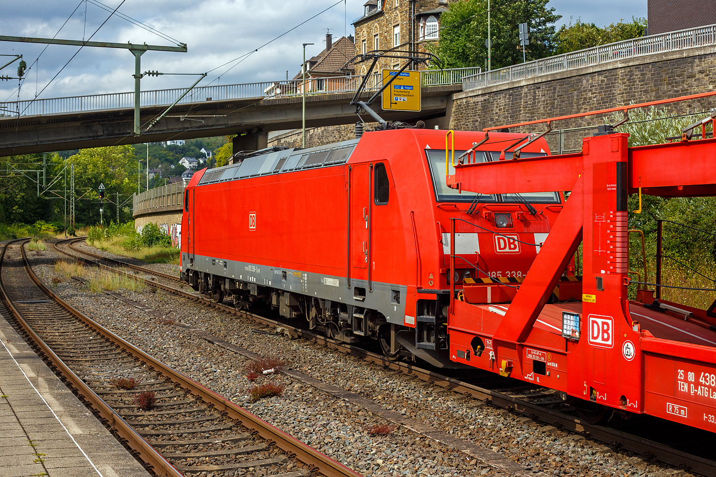 Die 185 338-1 (91 80 6185 338-1 D-DB) der DB Cargo fährt am 20 August 2024 mit einem leeren Autotransportzug (Wagen der DB Cargo Logistics GmbH, ex ATG) durch den Bahnhof Kirchen (Sieg) in Richtung Siegen.

Die TRAXX F140 AC2 wurde 2008 von der Bombardier Transportation GmbH in Kassel unter der Fabriknummer 34203 gebaut.
