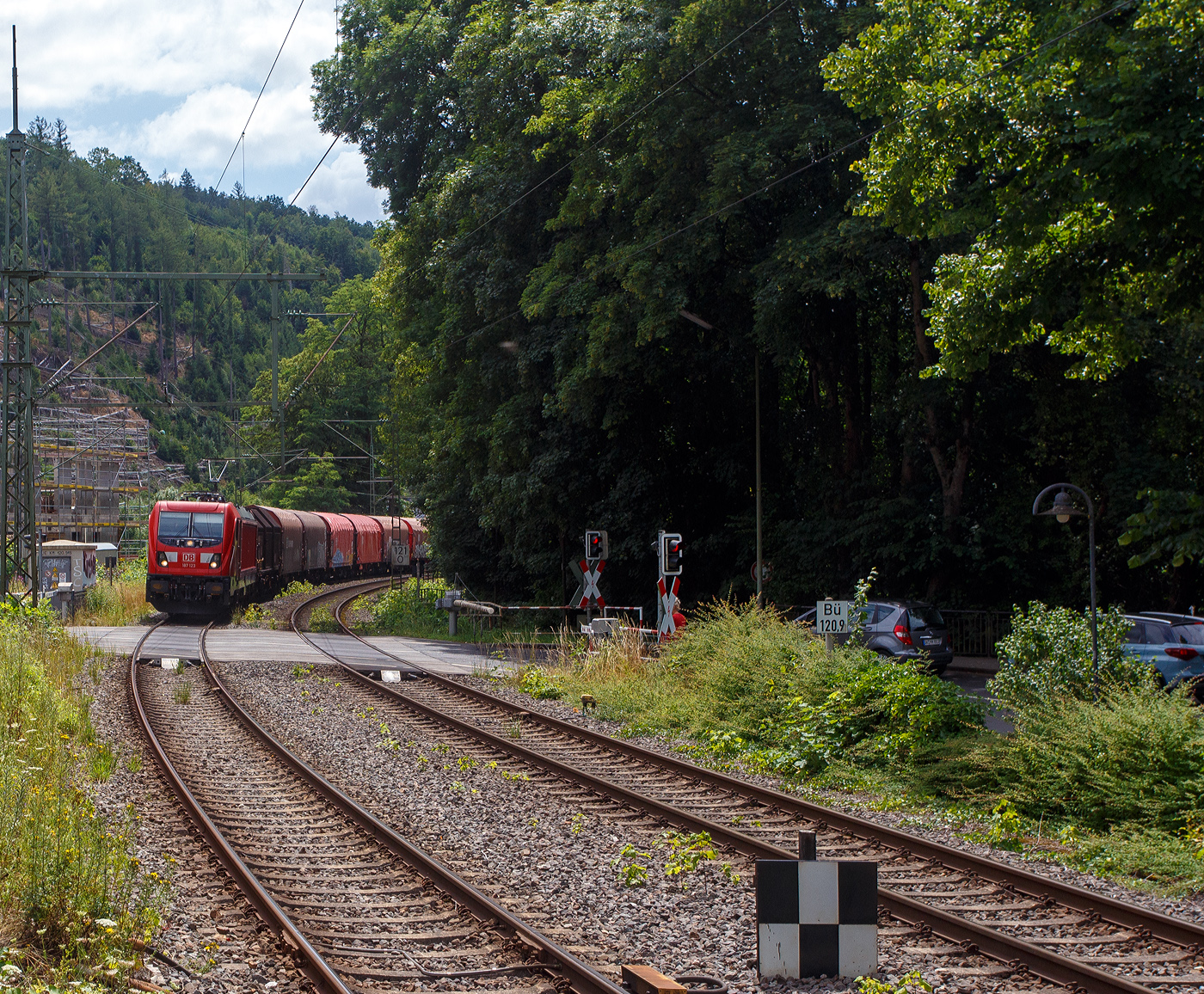 Die 187 123 (91 80 6187 123-5 D-DB) der DB Cargo AG fährt am 16 Juli 2025 mit einem Coilzug (Zug 9921) durch Kirchen (Sieg) in Richtung Siegen. Via Siegen ging der Zug zum Gbf Kreuztal, von dort dann (laut Laufzettel) zum Eichener Walzwerk. Der Zug kam von Dortmund-Stockheide, so wäre er eigentlich über die Ruhr-Sieg-Strecke gelaufen, aber diese ist zwischen Lennestadt-Altenhundem und Welschen Ennest wegen Brückenarbeiten bis 28.07.2025 gesperrt.

Nochmals einen lieben Gruß an den netten Lokführer zurück.

Die Bombardier TRAXX F140 AC3 wurde 2017 von der Bombardier Transportation GmbH in Kassel unter der Fabriknummer 35273 gebaut. Einschläge Seiten im Netz schreiben die Lok sei seit 2021 an die DB Cargo Tochter RBH Logistics GmbH (Gladbeck) verkauft, ich konnten aber deutlich den DB-Keks und die UIC-Kennung (D-DB) sehen. Die TRAXX F140 AC3 Varianten der DB Cargo (BR 187.1) haben keine Last-Mile-Einrichtung. Die Höchstgeschwindigkeit beträgt 140km/h. Die Lok hat nur die Zulassung für Deutschland. Die Lokomotiven können in gemischter Mehrfachtraktion mit BR185 und BR186 eingesetzt werden.

Heute war meine Ausbeute an der Siegstrecke sehr erfolgreich, in nicht einmal 1,5 Stunden konnte ich 11 Güterzüge ablichten, zudem grüßten mich alle Lokführer recht freundlich. Das ist an der Siegstrecke sehr viel, es gab wohl Probleme auf den Rheinstecken, sowie die Streckensperrung der Ruhr-Sieg-Strecke.