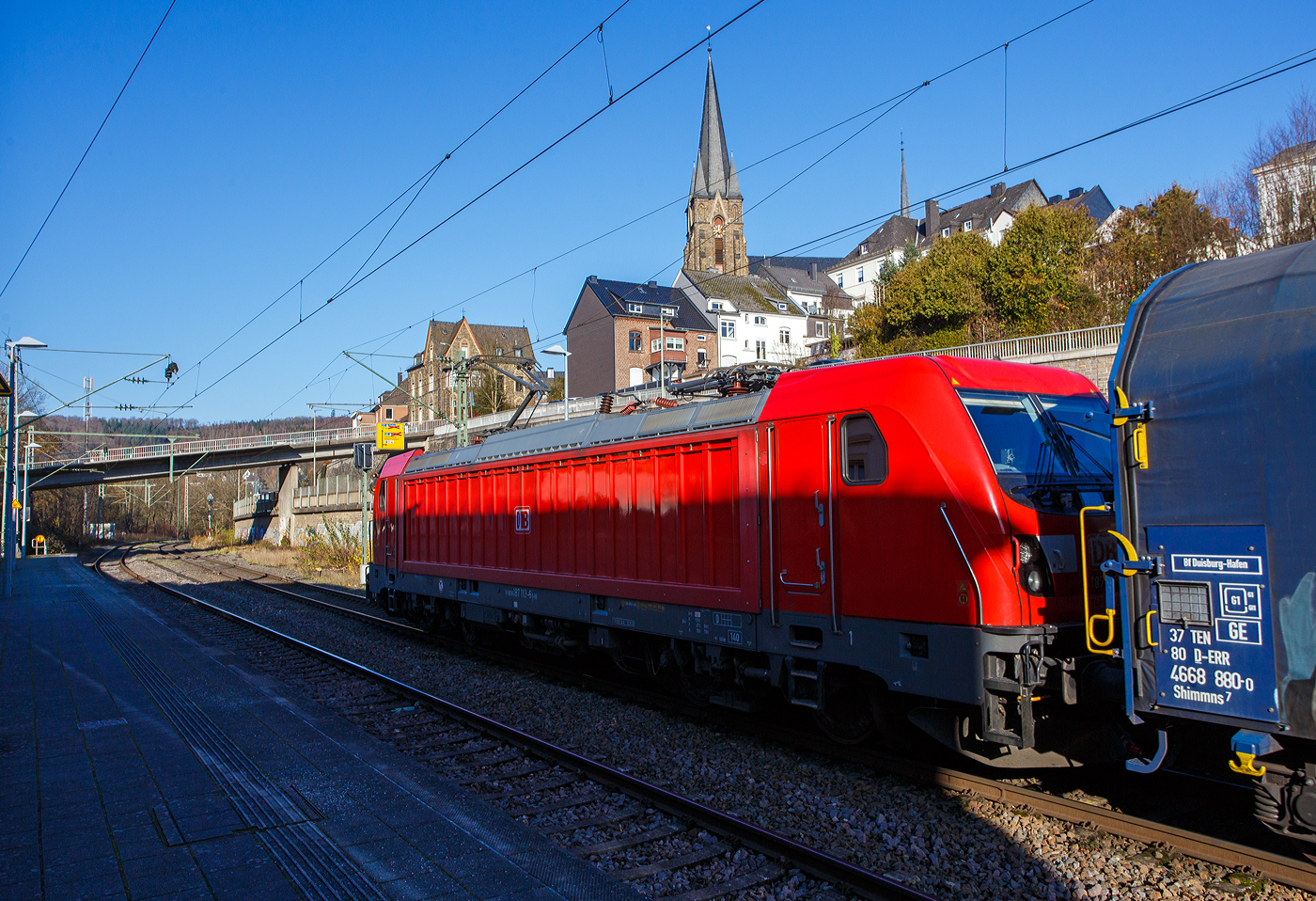 Die 187 148-2 (91 80 6187 148-2 D-DB) der DB Cargo AG fährt am 13 November 2025 mit einem Coilzug durch Betzdorf (Sieg) in Richtung Köln. Im Vordergrund der Rbf, hier werden Gleise erneuert.

Die Bombardier TRAXX F140 AC3 wurde 2016 von der Bombardier Transportation GmbH in Kassel unter der Fabriknummer 35239 gebaut. Die für 140 km/h konzipierte Lok hat nur die Zulassung für Deutschland. 