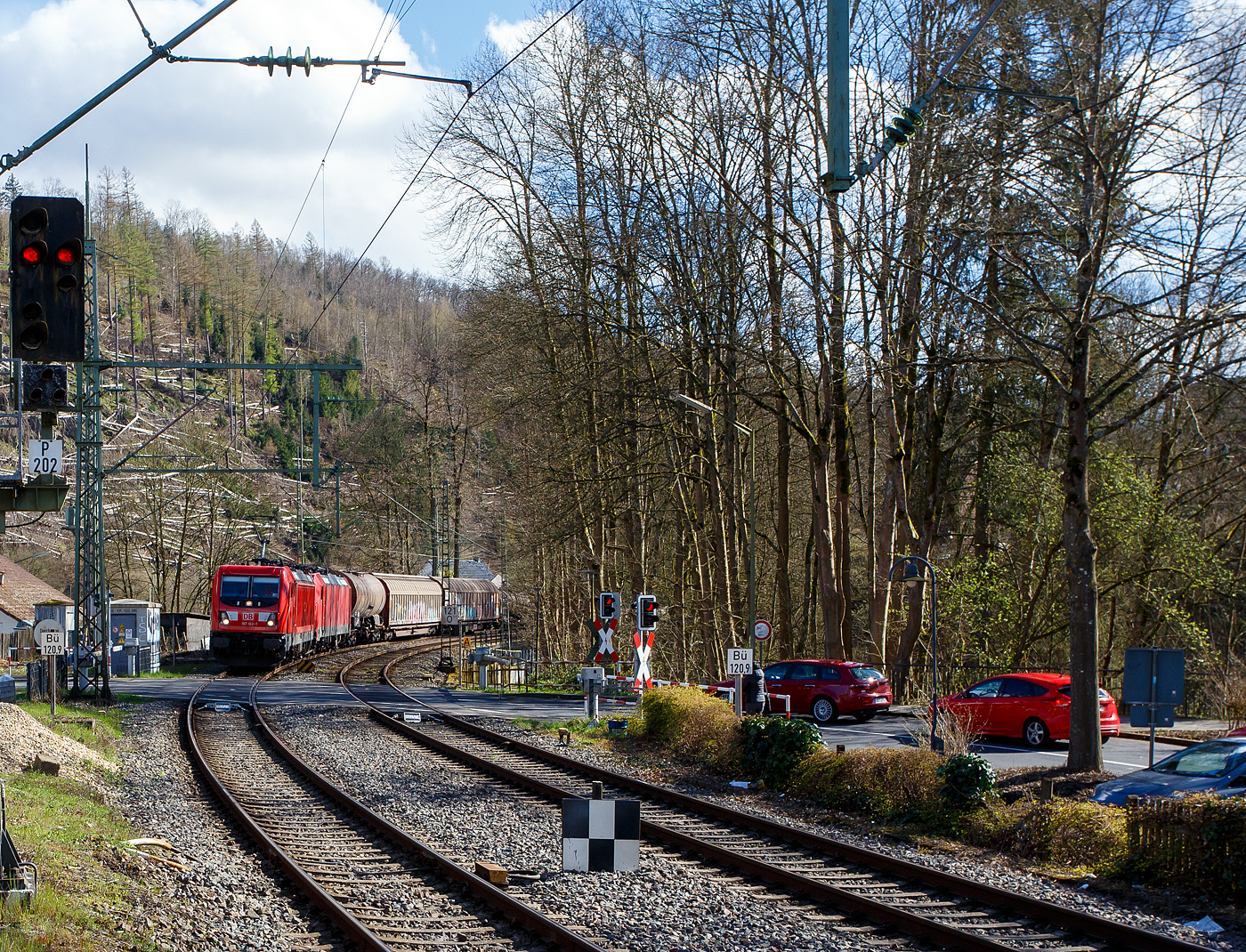 Die 187 163-1 (91 80 6187 163-1 D-DB) der DB Cargo AG fährt am 28 März 2024 mit der kalten 185 230-0 (91 80 6185 230-0 D-DB) und einem gemischten Güterzug am Haken, durch Kirchen (Sieg) in Richtung Siegen.