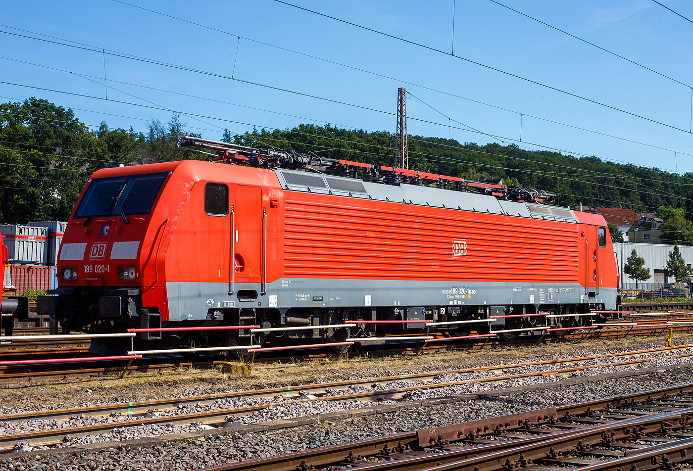 Die 189 020-1 (91 80 6189 020-1 D-DB, Class 189- VM 50Hz) der DB Cargo AG steht am 07 September 2024 in der Abstellgruppe in Kreuztal.

Die Siemens EuroSprinter ES 64 F4 wurde 2003 von Siemens in München-Allach unter der Fabriknummer 20693 gebaut und in der Variante B (Class 189-VB) ausgeliefert und war nur für Deutschland zugelassen. Später wurde sie in die Variante M (VM 50Hz) umgebaut und hat so nun die Zulassungen für Deutschland, Tschechien, Slowakei und Polen (D/ CZ/SK/PL) und besitzt die entsprechenden Zugbeeinflussungssysteme. Interessanterweise besitzt sie aber keine Zulassung für Österreich.
