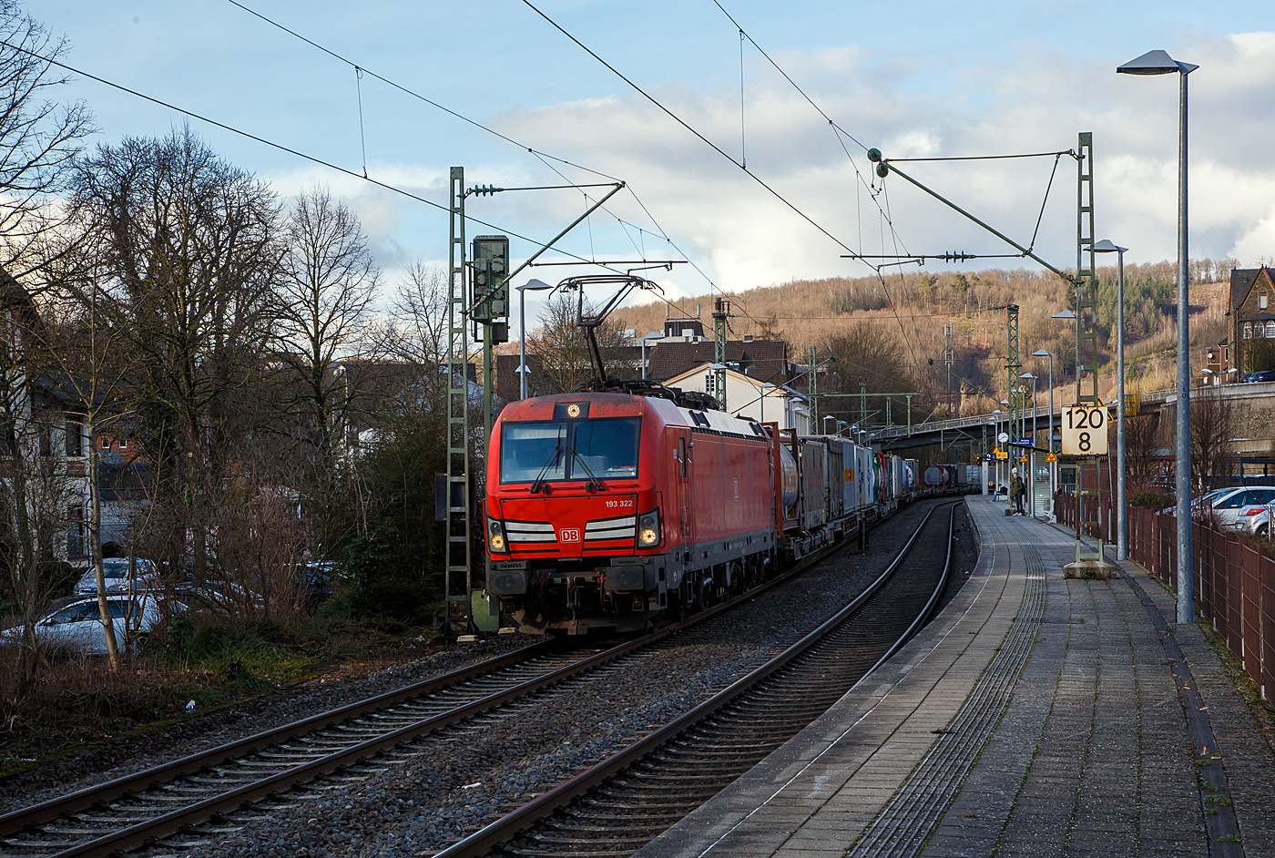 Die 193 322-5 (91 80 6193 322-5 D-DB) der DB Cargo AG fährt am 17.01.2023 mit einem „HUPAC“ KLV-Zug durch Kirchen (Sieg) in Richtung Köln.

Die Siemens Vectron MS (200 km/h - 6.4 MW) wurden 2018 von Siemens unter der Fabriknummer 22447 und gebaut, sie hat die Zulassungen für Deutschland, Österreich, Schweiz, Italien und die Niederlande (D/A/CH/I/NL).