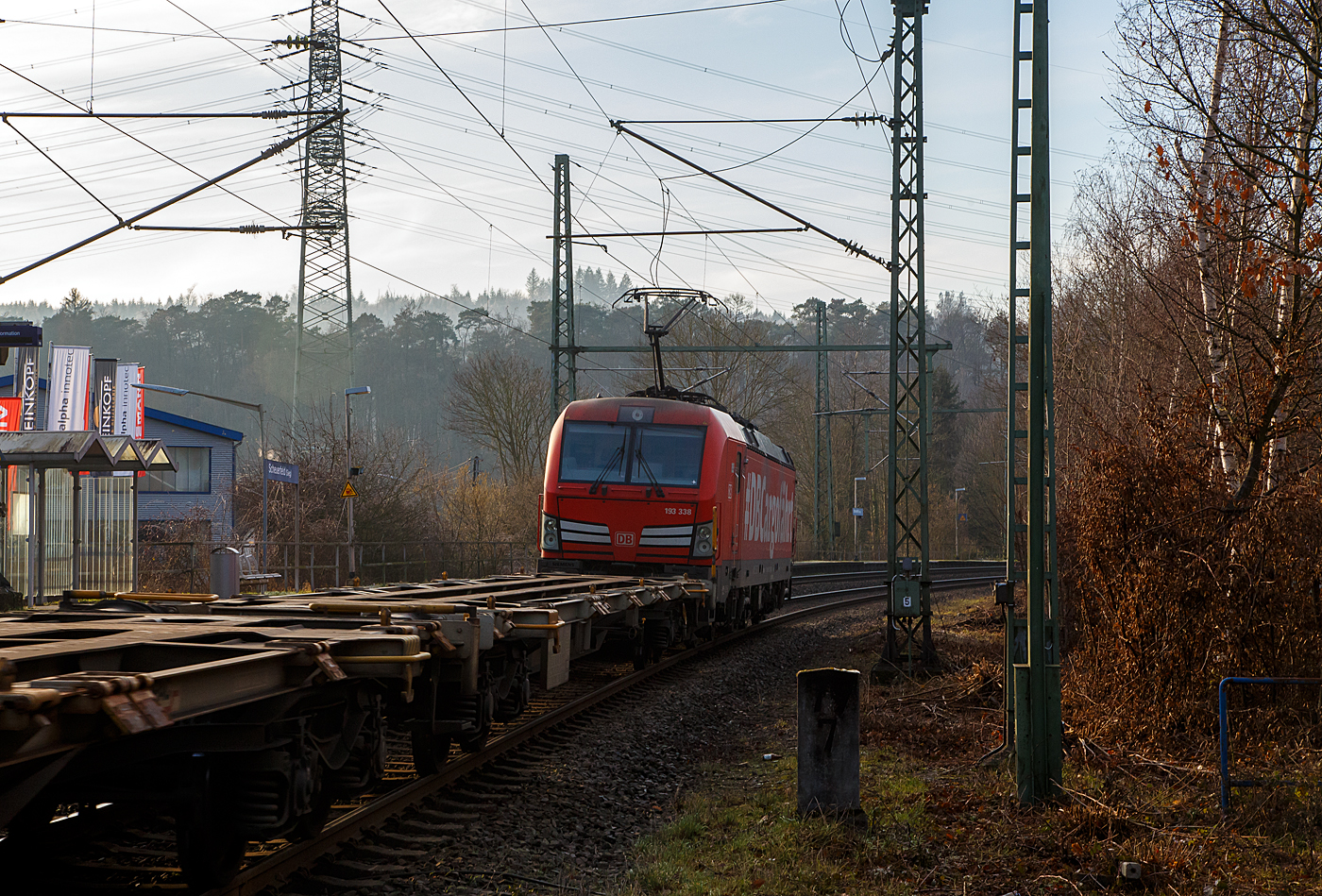 Die 193 338 (91 80 6193 338-1 D-DB) der DB Cargo AG fährt am 18.01.2023 mit einem KLV-Zug durch Scheuerfeld (Sieg) in Richtung Köln. Sie trägt an der Seite die Werbung „#DBCargofährt“

Die Siemens Vectron MS (200 km/h - 6.4 MW) wurden 2018 von Siemens unter der Fabriknummer 22465 und gebaut, sie hat die Zulassungen für Deutschland, Österreich, Schweiz, Italien und die Niederland (D/A/CH/I/NL).
