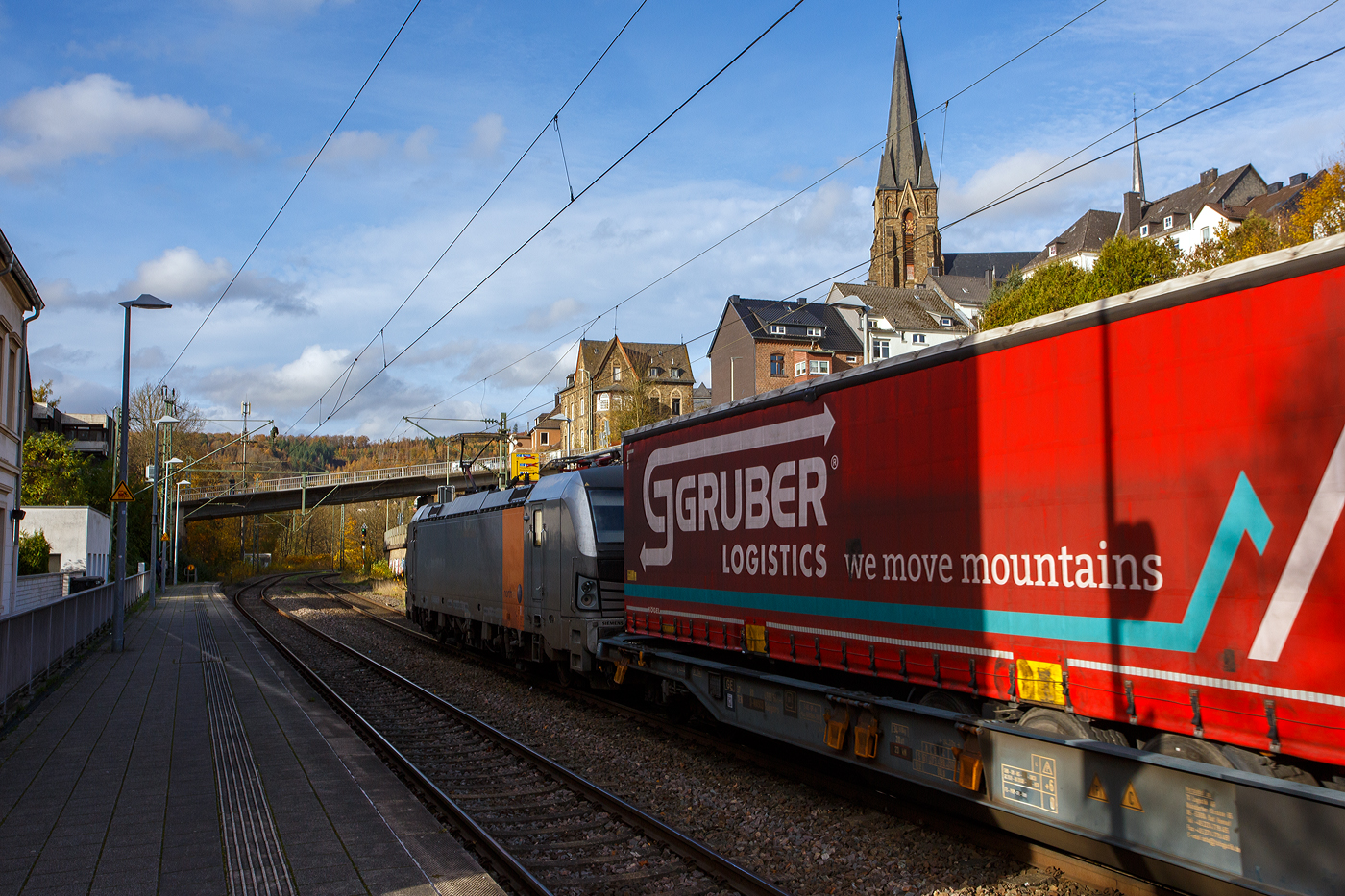 Die 193 922-2 (91 80 6193 922-2 D-NRAIL) der Northrail GmbH fährt am 04 November 2025 mit einem KLV-Zug durch Kirchen/Sieg in Richtung Siegen,

Die Siemens Vectron AC wurde 2010 von SIEMENS in München-Allach unter der Fabriknummer 21695 gebaut und auf der InnoTrans 2010 in Berlin präsentiert. Sie war ursprünglich eine Vorführ-/Mietlok der Siemens Mobility in München, eingestellt durch die RailAdventure GmbH als 91 80 6193 922-2 D-RADVE. Im Jahr 2012 wurde sie durch SIEMENS umgebaut, dabei erhielt sie temporär eine Last-Mile Dieseleinheit und wurde in 91 80 6192 961-1 D-PCW umgezeichnet (damals war die BR 192 noch frei). So wurde sie, als Vectron mit LM auf der InnoTrans 2012 in Berlin präsentiert. Im Dezember 2012 wurde sie dann in die Vectron AC Variante B03 (D / A / H) zurück gebaut und zur 91 80 6193 922-2 D-PCW umgezeichnet.

Im Dezember 2013 wurde die Lok an die Paribus Rail Portfolio III GmbH & Co. KG (Hamburg) verkauft und in die Vectron AC Variante B06 für Schweden umgebaut und über Railpool als 91 80 6193 922-2 D-Rpool eingestellt und wurde an die SkJb - Skandinaviska Jernbanor AB nach Schweden vermietet, später war sie für die Hector Rail AB in Schweden unterwegs. 

2018 ging sie dann wieder nach Deutschland und wurde durch Siemens in München in die heutige Vectron AC B01 Variante (Zulassung Deutschland und Österreich) umgebaut und in 91 80 6193 922-2 D-NRAIL umgezeichnet. Eigentümer ist die Paribus Rail Portfolio III GmbH & Co. KG, die die LOKS für die Northrail GmbH finanziert.
