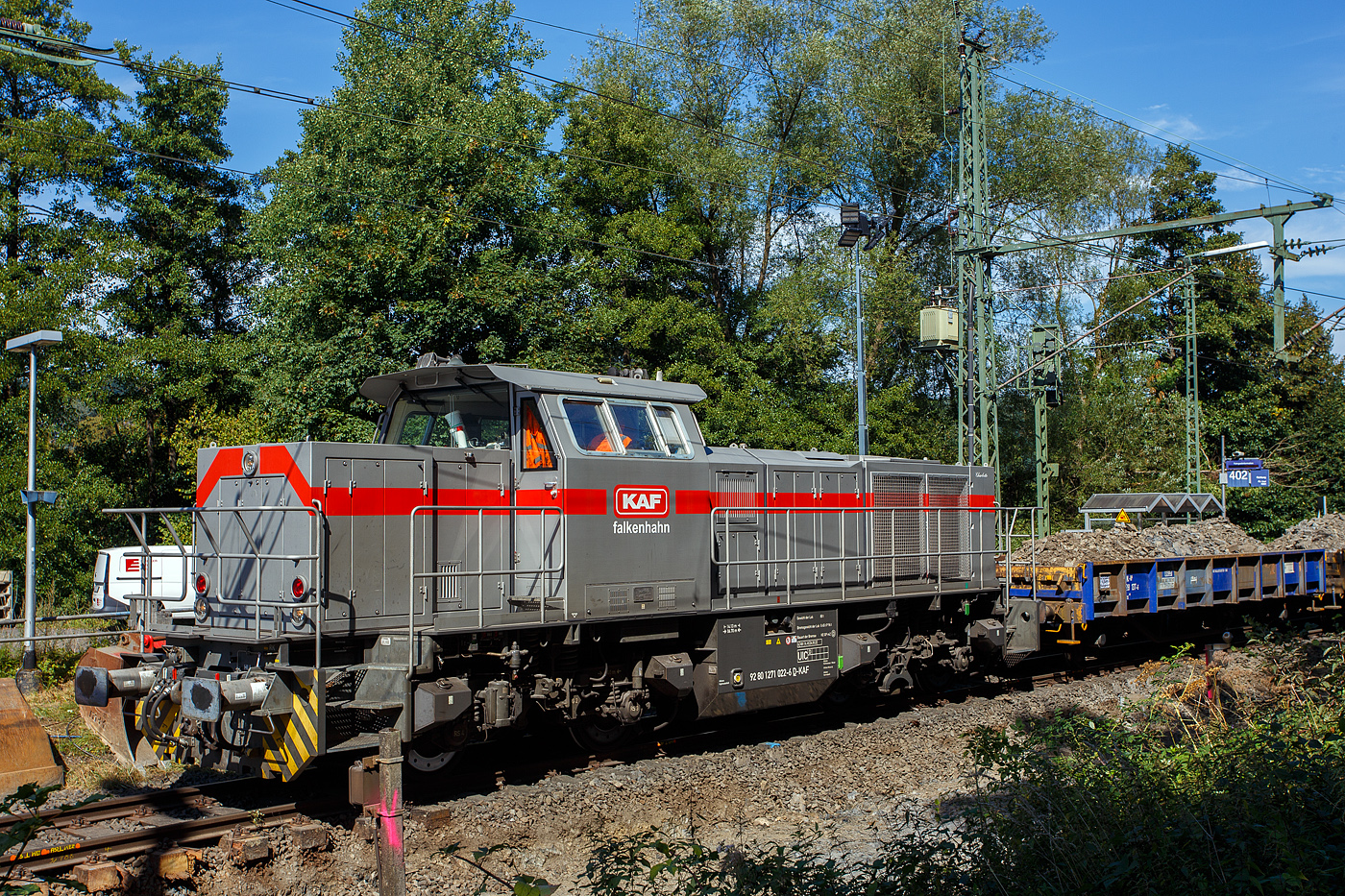 Die 271 022-6 „Charlotte“ (92 80 1271 022-6 D-KAF) eine Vossloh/MaK G 1000 BB der KAF Falkenhahn Bau AG. ex MRCE bzw. ex HGK DH 49, am 26 August 2025 mit einem mit Aushub beladenen Niederbordwagen-Zug (zweiachsiger Flachwagen NS Gattung Klmos 702 der Vermietungsfirma Railpro), bei der Baustelle im Bf Scheuerfeld/Sieg.

Die 271 022-6 „Charlotte“ wurde 2005 von Vossloh in Kiel unter der Fabriknummer 5001568 gebaut an die MRCE - Mitsui Rail Capital Europe B.V. geliefert. Zum 01.01.2021 wurde sie an die KAF Falkenhahn Bau AG verkauft.