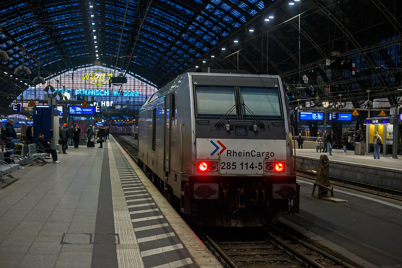 Die 285 114-5/DE 803 (92 80 1285 114-5 D-RHC) der RheinCargo fährt am frühen Morgen des 21 Januar 2025 (8:05 Uhr), auf Tfzf (Triebfahrzeugfahrt) durch den Hauptbahnhof Köln, in Richtung Deutz. 

Die TRAXX F140 DE wurde 2013 von der Bombardier Transportation GmbH in Kassel unter der Fabriknummer 34844 gebaut und als 92 88 00 76 105-0 B-BTK an die BTK Bombardier Transportation GmbH (Kassel) geliefert bzw. eingelagert. Sie war wohl wie vier weitere für einen anderen Kunden vorgesehen. Im Herbst 2013 übernahm der Betreiber RheinCargo aus Neuss die Lieferung der fünf eingelagerten neuen Traxx F140 DE Lokomotiven (76 103-107). Die ersten drei Loks (ex 76 103, 104 und 105) wurden am 01.10.2013 zu den ex HGK-Werkstätten (HGK ist heute Teil der RheinCargo) in Brühl-Vochemon transportiert. Nach einigen Tests und neuen Rheincargo-Logos wurden die drei Maschinen am 21.11.2013 offiziell vorgestellt.

Die Lokomotiven TRAXX F140 DE sind die aus der Plattform Traxx 2e des Herstellers Bombardier hervorgegangene Mehrzweck-Dieselversion. Sie sind mit einem 2.200 kW (3.000 PS) starken MTU 16V 4000 R41L Dieselmotor und elektrischer Wechselstrom-Kraftübertragung ausgestattet, so dass sie eine Anfahrzugkraft von 270 kN und eine maximale Betriebsgeschwindigkeit von 140 km/h erreicht. Diese Lokomotiven sind beliebt bei Unternehmern, die elektrische Traxx-Flotten im Betrieb haben, aber für Strecken mit langen, nicht elektrifizierten Abschnitten zuverlässige Zugkraft brauchen.

TECHNISCHE DATEN der BR 285 (TRAXX F140 DE):
Hersteller: Bombardier Transportation
Baujahre: 2007 bis 2013 (35 Stück)
Spurweite: 1.435 mm
Profil: UIC 505-1
Achsfolge: Bo´Bo´
Länge über Puffer: 18.900 mm
Drehzapfenabstand: 10.440 mm (virtuell)
Achsabstand im Drehgestell: 2.600 mm
Treibraddurchmesser: 1.250 mm (neu) / 1.170 mm (abgenutzt)
Breite: 2.977 mm
Höhe: 4.264 mm
Dienstgewicht: 82 t
Maximale Geschwindigkeit: 140 km/h
Anfahrzugkraft: 270 kN
Dauerzugkraft: 240 kN ab 26 km/h

Dieselmotor Hersteller: Motoren- und Turbinen-Union, Friedrichshafen (MTU)
Dieselmotor Art/Typ: wassergekühlter V-16-Zylinder- 4Takt-Dieselmotor mit zweistufiger Turboaufladung und Ladeluftkühlung, sowie mit Common-Rail-Einspritzsystem vom Typ MTU 16V 4000 R41L
Der Motor schaltet im Leerlauf 8 der 16 Zylinder ab, um den Spritverbrauch und Schadstoffausstoß zu senken.
Motor-Hubraum: 76,265 l (Bohrung 170 mm, Hub 210 mm)
Motorgewicht: 7.930 kg (trocken) / 8.510 kg (nass)
Dieselmotorleistung: 2.200 kW (3.000 PS) bei 1.800 U/min

Kraftübertragung: dieselelektrisch
Traktionsmotoren:  4 Stück Drehstrom-Asynchronmotor
Leistung am Rad: 1.825 kW
Antrieb: Tatzlagerantrieb
Bremskraft: 150 kN
Elektrische Bremsleistung: max. 1.000 kW
Tankvolumen: 5.000 l 
Bauart der Bremsen: Druckluftbremse, Feststellbremse, Dynamische Bremse
Kleister befahrbarer Gleisbogen: R = 100 m
Zugsicherung: GSM-R, PZB90 
Bremsgewicht: P 90 G 77
