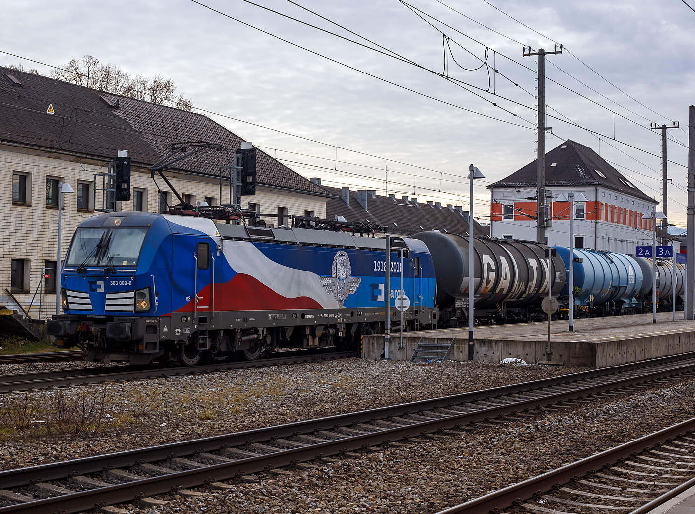 Die 383 009-8 (91 54 7383 009-8 CZ-CDC) der ČD Cargo a.s. (Praha/Prag) fährt am 14 Januar 2025, mit einem mit Diesel oder Heizöl beladenen Kesselwagenzug, durch den Bahnhof Attnang-Puchheim auf den Westbahn in östlicher Richtung. Die Siemens Vectron MS trägt hier Werbung 100 Jahre „1918 – 2018“ Tschechische Bahn bzw. (ursprünglichen) Tschechoslowakische Staatsbahnen. 

Die Multisystemlokomotive Siemens Vectron MS wurde 2018 von Siemens Mobilitiy in München-Allach unter der Fabriknummer 22461 gebaut. Sie wurde in der Variante A01-1d ausgeführt und hat so die Zulassung für Tschechien, Deutschland, Österreich, Slowakei, Polen, Ungarn und Rumänien (D / A / SK / PL / CZ / H + RO). So besitzt die Vectron Variante MS A01 folgende Zugsicherungssysteme: ETCS BaseLine 3, sowie für Deutschland (PZB90 / LZB80 (CIR-ELKE I)), für Österreich (ETCS Level 1 mit Euroloop, ETCS Level 2, PZB90 / LZB80), für Polen (SHP), Slowakei und Tschechien (LS (Mirel)), Ungarn (ETCS Level 1, EVM (Mirel)) und Rumänien (PZB90).