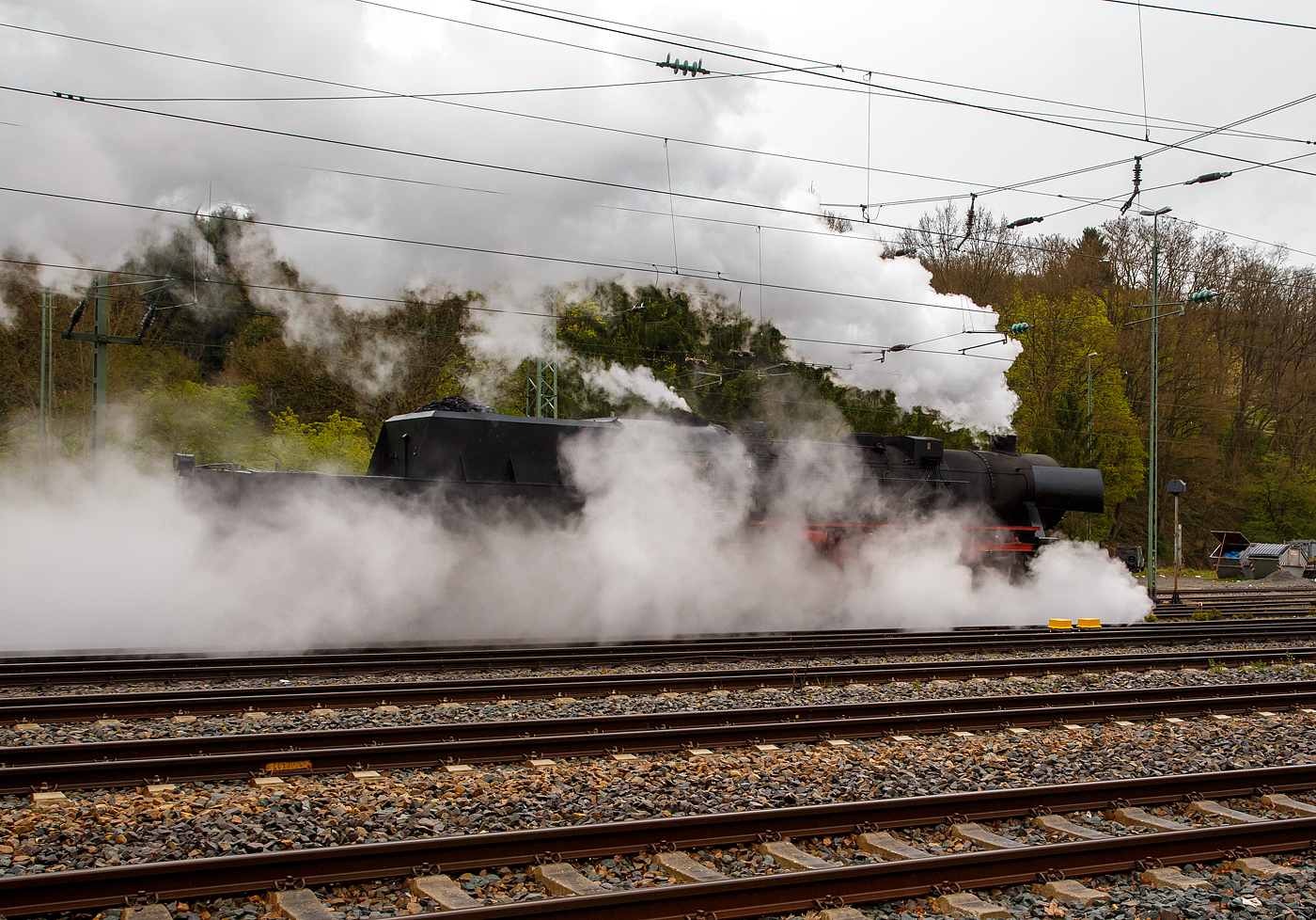 Die 52 4867 / 052 867-3 (90 80 0052 867-3 D-HEF) der Historische Eisenbahn Frankfurt e.V., ex GKB 152.4867 (Graz-Köflacher Eisenbahn- und Bergbaugesellschaft), ex ÖBB 152.4867, ex DRB 52 4867, am 22 April 2017 beim Umsetzen im Bahnhof Au/Sieg.

Die Güterzug-Dampflokomotive 52 4867 wurde 1943 bei Maschinenbau und Bahnbedarf AG in Potsdam-Babelsberg unter der Fabriknummer 13931 gebaut und an die Deutschen Reichsbahn geliefert. Nach dem Krieg blieb sie in Österreich und wurde zur ÖBB 152.4867, 1970 kam sie zur GKB und 1980 kaufte die HEF die Lok.