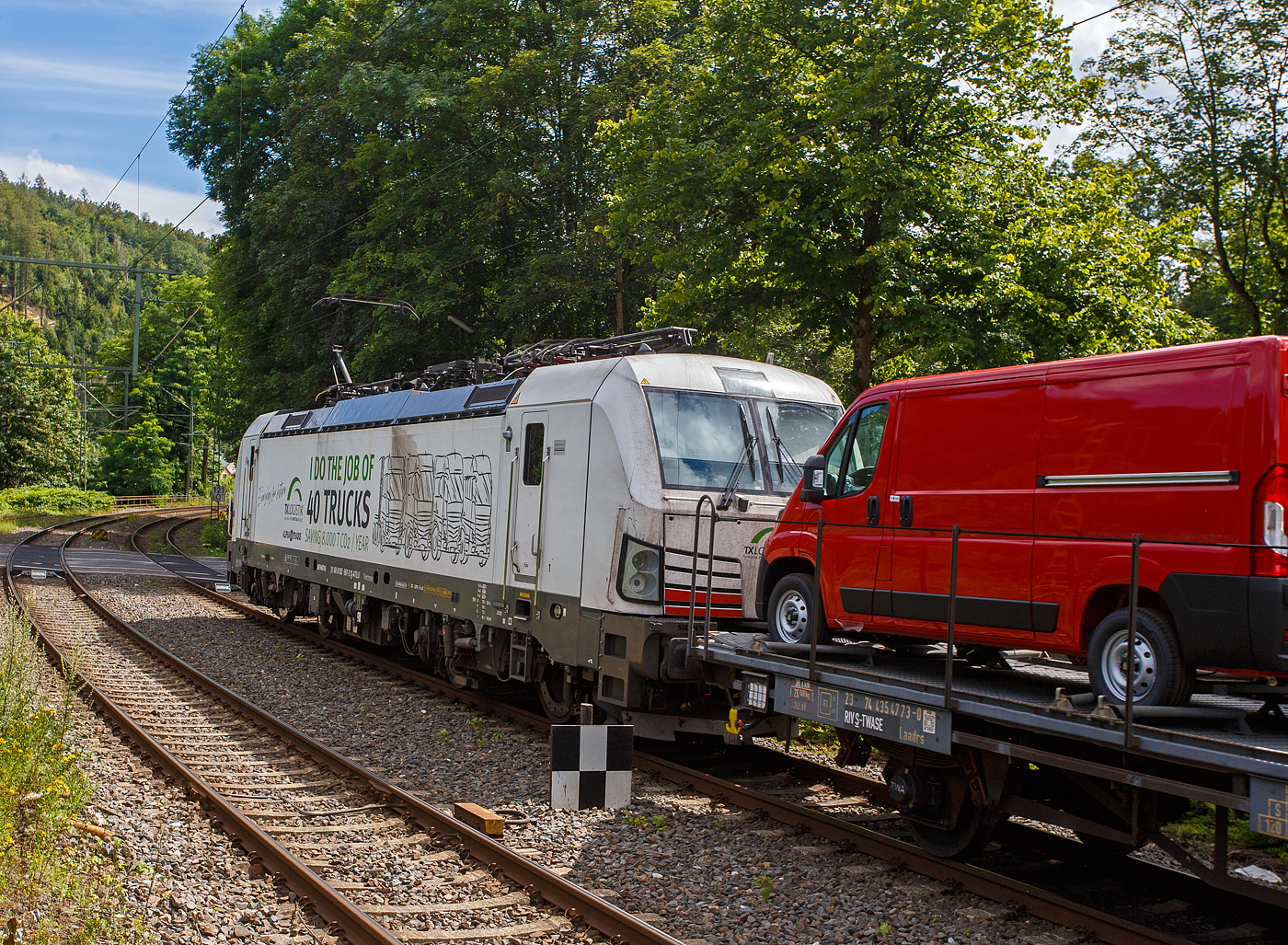 Die „weie“ an die TX Logistik AG (Bad Honnef) vermietete SIEMENS Vectron MS 193 597  I do the Job of 40 Trucks  (91 80 6193 597-2 D-ATLU) der Alpha Trains Luxembourg s..r.l. (Luxembourg) fhrt am 14 Juli 2024, mit einem langen mit Nutzfahrzeuge (FIAT - Kastenwagen) beladenen Flachwagenzug (2 x 2 achsige Flachwageneinheiten), durch Kirchen (Sieg) in Richtung Kln.

Nochmals einen lieben Gru an den netten Lokfhrer zurck.

Die Siemens Vectron MS wurde 2020 von Siemens Mobility GmbH in Mnchen-Allach unter der Fabriknummer 22865 gebaut und war erst als 91 80 6193 597-2 D-SIEAG der Siemens Mobility GmbH zugelassen. Im Jahr 2021 wurde sie an die Alpha Trains Belgium NV/SA in Antwerpen verkauft und ab Juni 2021 an die TX Logistik AG vermietet. 

Diese Vectron Lokomotive ist als MS – Lokomotive (Mehrsystemlok) mit 6.400 kW Leistung und 160 km/h Hchstgeschwindigkeit konzipiert. Hier in der Version A39 hat sie die Zulassungen fr Deutschland, sterreich, Schweiz, Italien, Niederlande und Belgien (D/A/CH/I/NL/B).Die SIEMENS Vectron MS der Version A 39 besitzt die Zugsicherungssysteme ETCS BaseLine 3, sowie
fr Deutschland (PZB90 / LZB80 (CIR-ELKE I)), 
fr sterreich (ETCS Level 1 mit Euroloop, ETCS Level 2, PZB90 / LZB80),
fr die Schweiz (ETCS Level 2, ZUB262ct, INTEGRA)
fr Italien (SCMT)
fr die Niederlande (ETCS Level 1, ETCS Level 2, ATB-EGvV)
und fr Belgien (ETCS L1, ETCS L2, TBL1+)

TECHNISCHE DATEN der Vectron MS A39:
Spurweite: 1.435 mm (Normalspur)
Achsformel: Bo'Bo'
Lnge ber Puffer: 18.980 mm
Drehzapfenabstand: 9.500 mm
Achsabstand im Drehgestell: 3.000 mm
Breite: 3.012 mm
Hhe: 4.248 mm
Raddurchmesser : 1.250 mm (neu) / 1.160 mm (abgenutzt)
Gewicht: 90 t
Spannungssysteme: AC 15 kV 16,7 Hz und AC 25 kV 50 Hz (Wechselstrom), sowie DC 3 kV und DC 1,5 kV (Gleichstrom)
Max. Leistung am Rad: 6.400 kW (Fahren und Netzbremse)
Leistungsfaktor: nahe 1
Hchstgeschwindigkeit: 200 km/h
Anfahrzugskraft: 320 kN (optional 350 kN)
Dauerzugkrauft: 250 kN
Elektrische Bremskraft: 150 kN (240 kN mit erhhte E-Bremskraft)
Kraftbertragung: Ritzelhohlwellenantrieb
Kleinster befahrbarer Bogenradius (Strecke):	R 140 m
Kleinster befahrbarer Bogenradius (Depot): R 80 m
