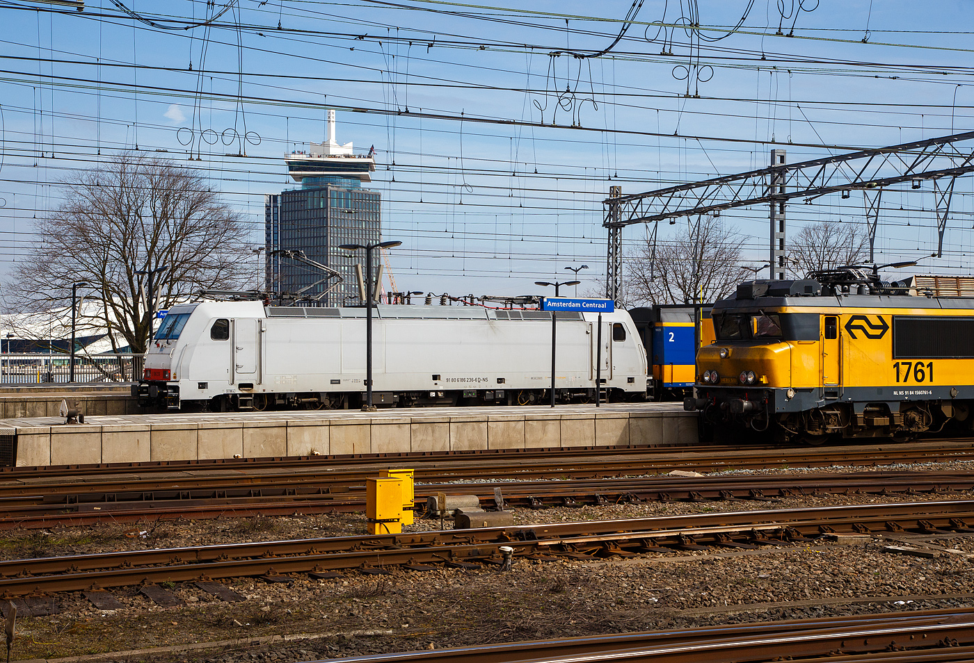 Die „weiße“ NS E 186 236  (91 80 6186 236-6 D-NS) erreicht am 31 März 2018 am Zugschluss eines IC (InterCity) den Bahnhof Amsterdam Centraal, Zuglok war die NS 186 119.

Die Bombardier TRAXX F140 MS wurde 2009 von Bombardier in Kassel unter der Fabriknummer 34436 gebaut und an die CBRail S.à r.l. (Luxembourg) geliefert. Seit 2011 war sie dann an die NS Hispeed (91 80 6186 236-6 D-HSA) bzw. ab 2014 an die NS - Nederlandse Spoorwegen N.V. (91 80 6186 236-6 D-NS) vermietet. Sie hat die Zulassungen für Deutschland, Österreich, Belgien und die Niederlande. Aktuell (seit 2024) ist die Lok an die SNCB - Société Nationale des Chemins de Fer Belges als 2869 vermietet und trägt die UiC Nummer 91 84 1186 119-1 NL-B.

Im April 2020 wurde sie an die AKIEM als E 186 236  (91 80 6186 236-6 D-AKIEM) verkauft und war so an die HSL Logistik GmbH bzw. später an die NIAG (Niederrheinische Verkehrsbetriebe Aktiengesellschaft) vermietet
